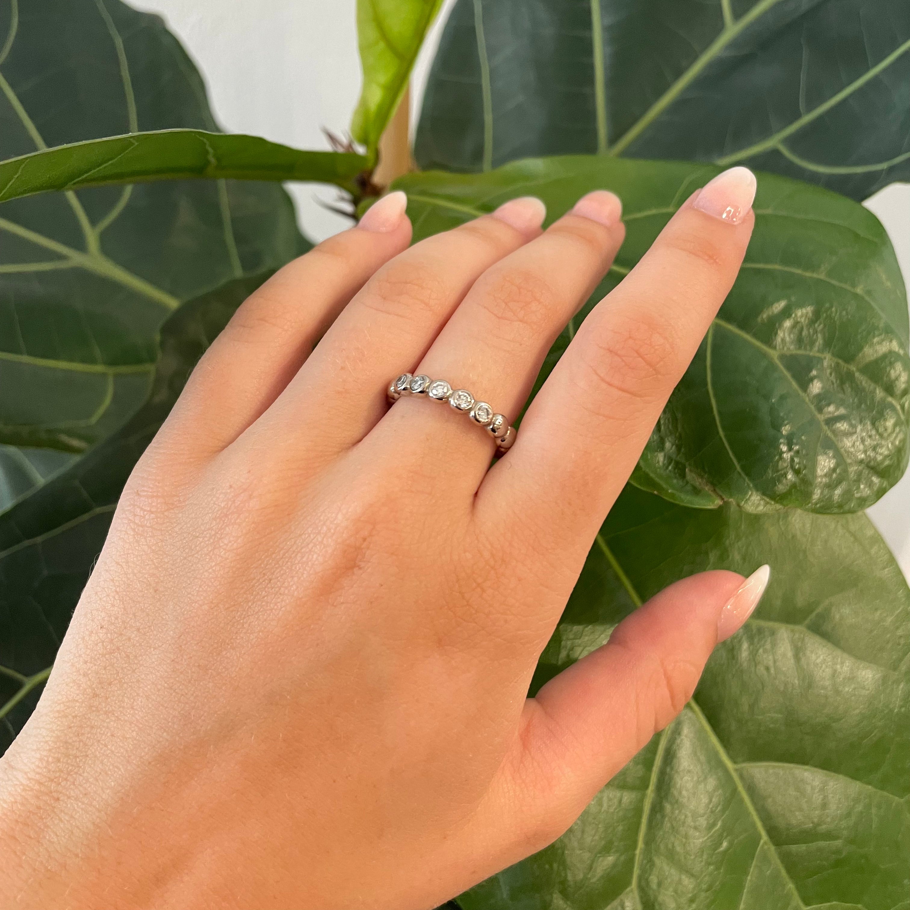 04-286 14 kt Guldring som består af kugler, der sidder hele vejen rundt om fingeren, i kuglerne kan isættes 0,05 ct brillanter - ringen kan vælges i hvidguld, rosaguld og gulguld. Som vist er isat 5 x 0,05 ct tw vvs brillanter.