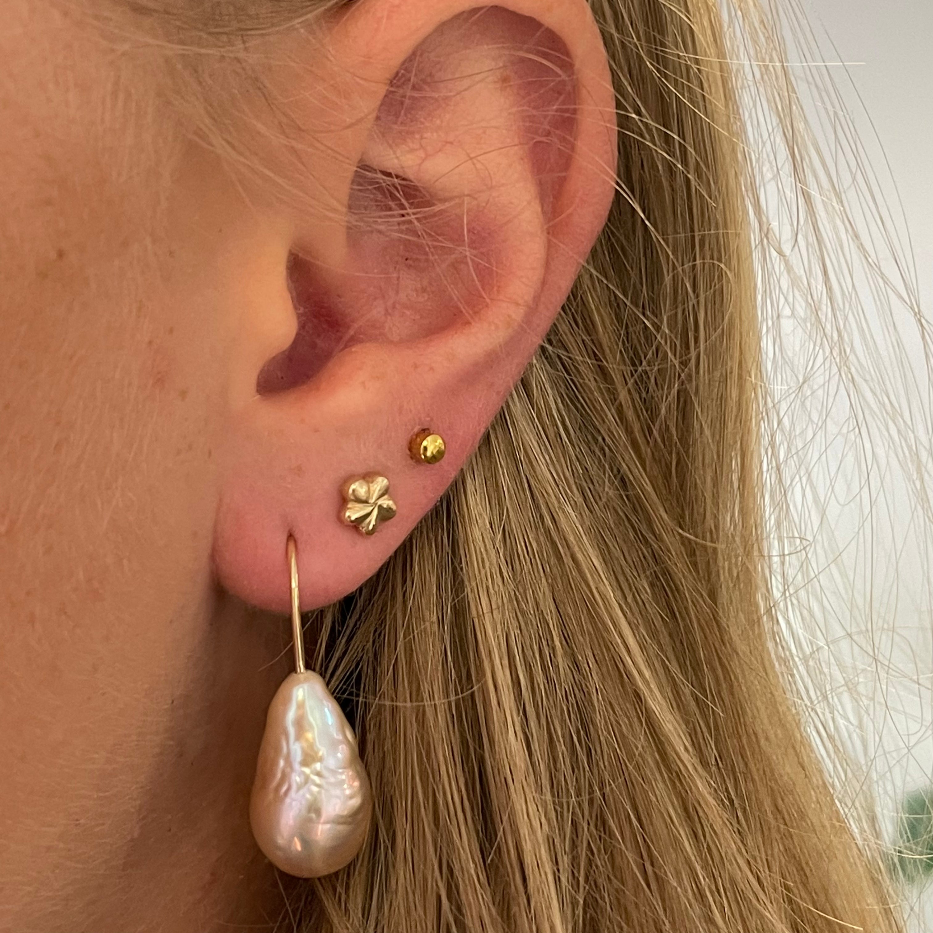 2. 14 kt. guld ørekroge, med smukke dråbeformet rosa Ferskvands perler. Enkel og klassisk ørering der passer til alle lejligheder, perlen er varm rosa med små fine ujævnheder på perlen, det giver liv og ekstra glød. Perlen måler ca. 11,5 x 18,5 mm. Fra top til bund 30 mm.