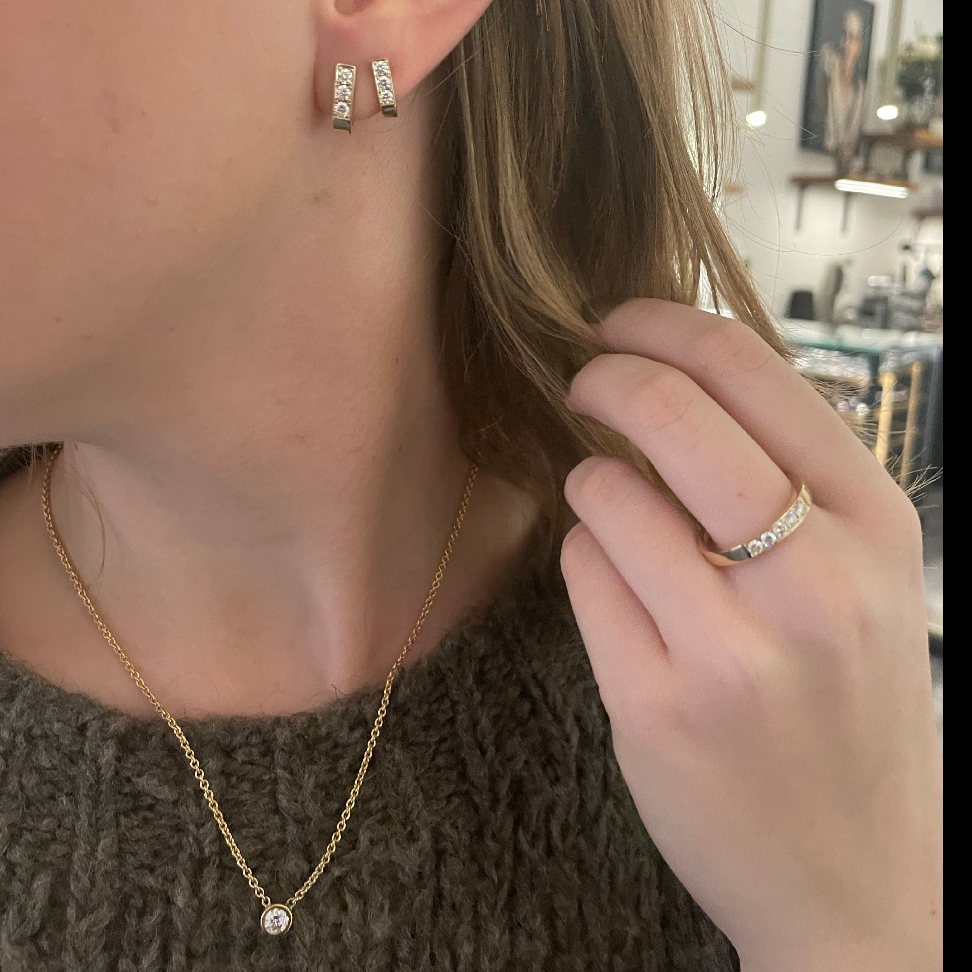 2. Bubbles - Smukt og klassisk diamant halskæde 0.50 ct   Smuk og fin sidder dette hals collier, den fine og enkelte fatning gemmer på 0,50 ct Tw-Vvs brillant slebet diamant - der medfølger HRD bevis.