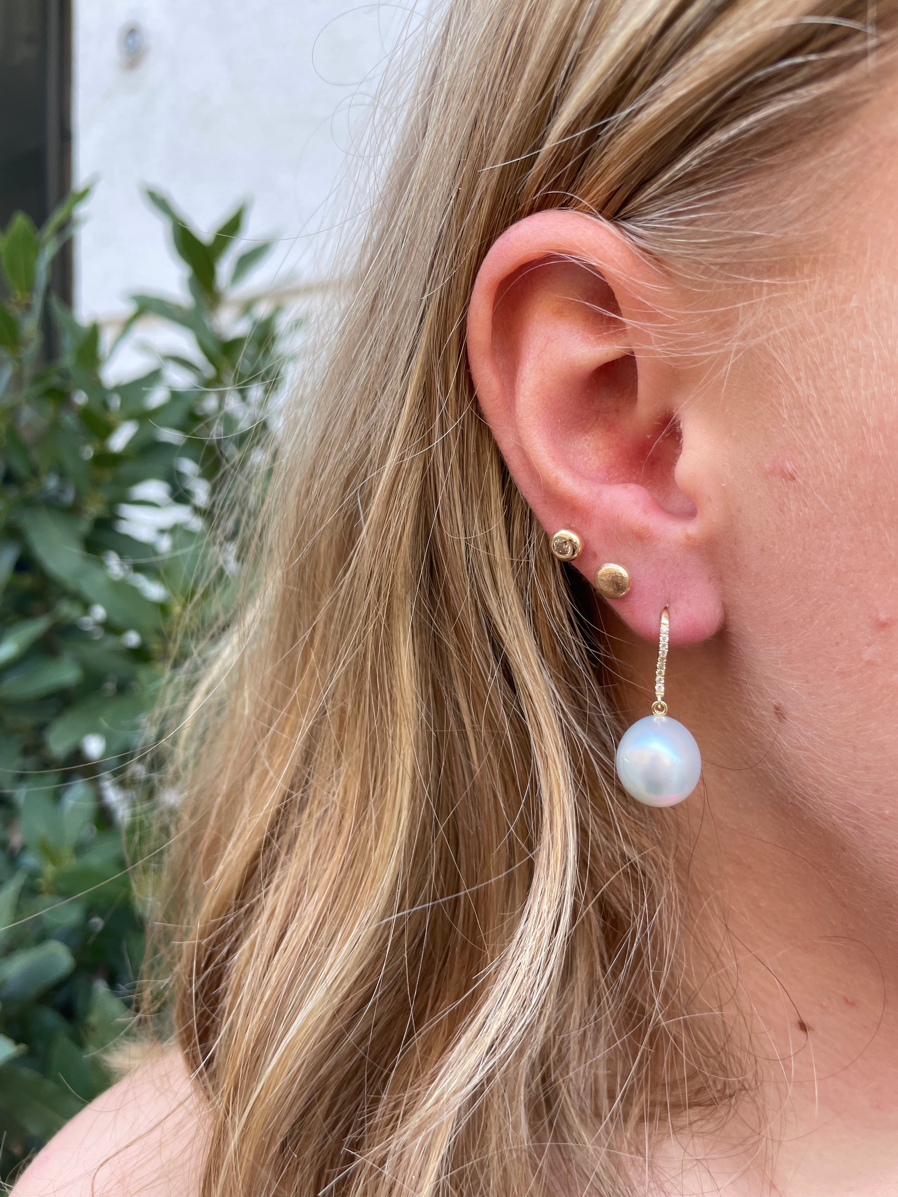 2, Smukke brillant slibet diamant øreringe, med den fine bløde kugle fatning er denne ørering perfekt til alle aldre, store og små øreflipper - ja alle kan bærer disse skønheder.