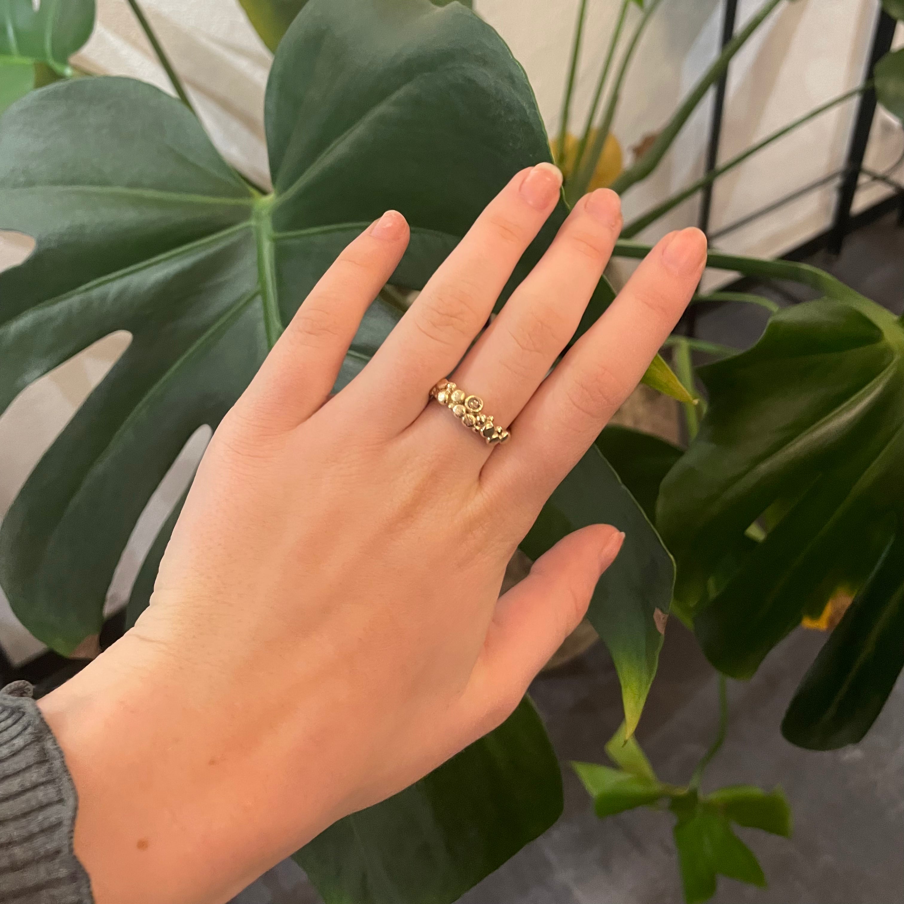 14 kt. guld ring, i organiske design, små fine guld kugler der danser i tæt i en klase.