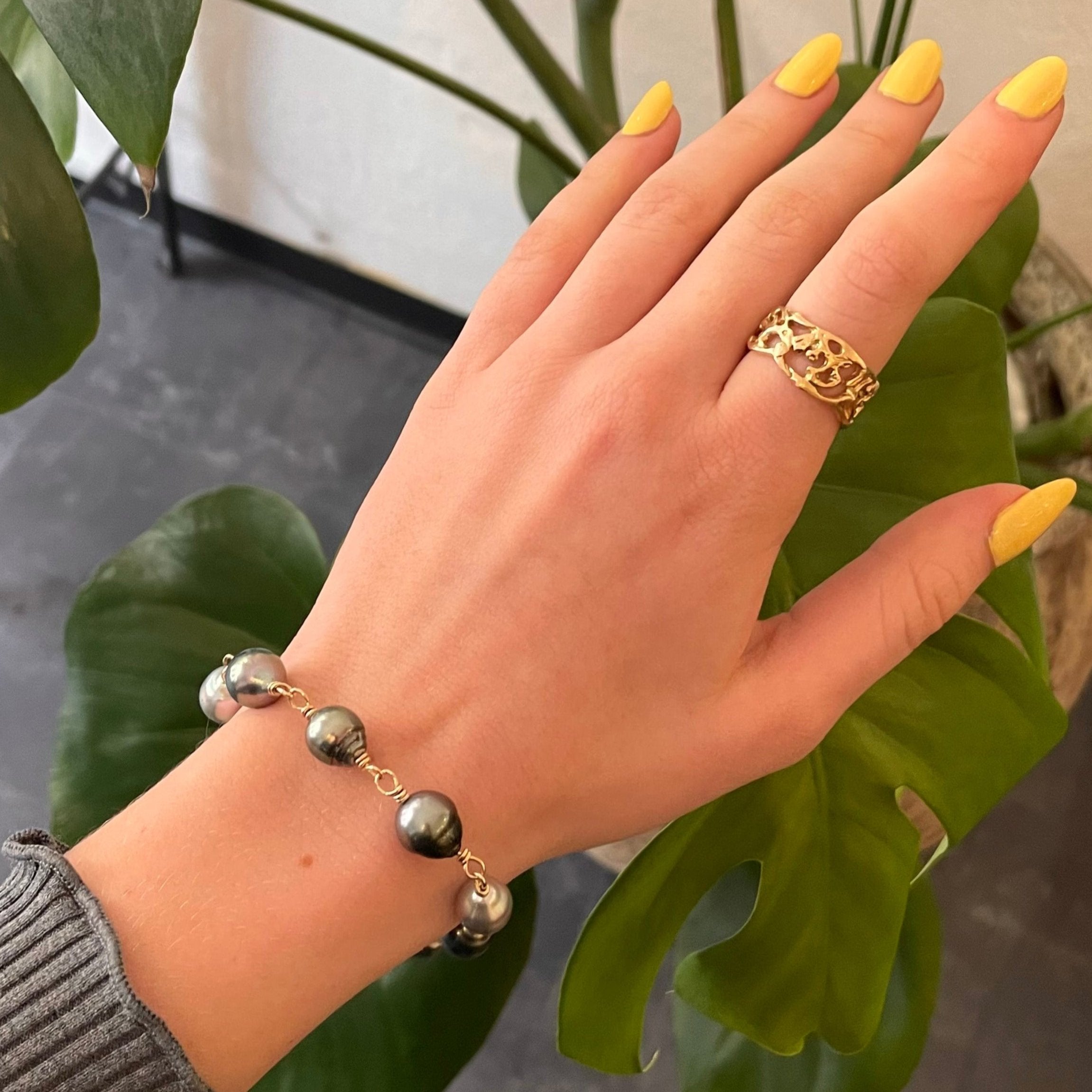 Smukt eksklusivt perlearmbånd med fortryllende Tahiti perler - vises på håndled