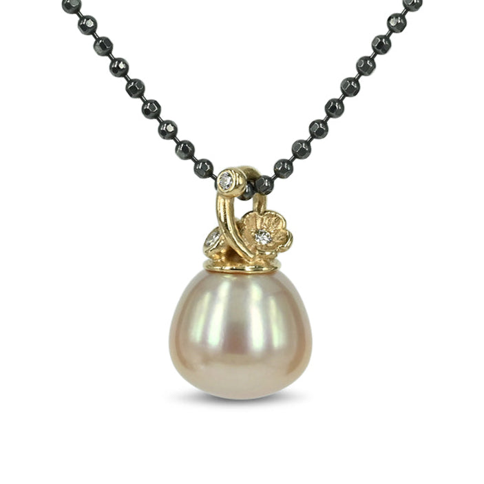 14 kt. guld perlevedhæng med de fineste sommer blomster, smuk rosa ferskvandsperle &amp; funklende diamanter.