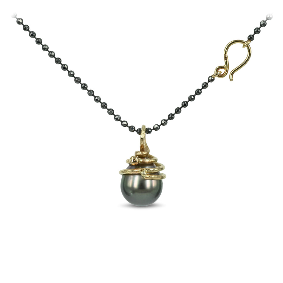 14 kt. Guld vedhæng med tahitiperle
-Unik mørk tahiti perle, med 14 kt. guld top, der snor sig elegant omkring perlen.