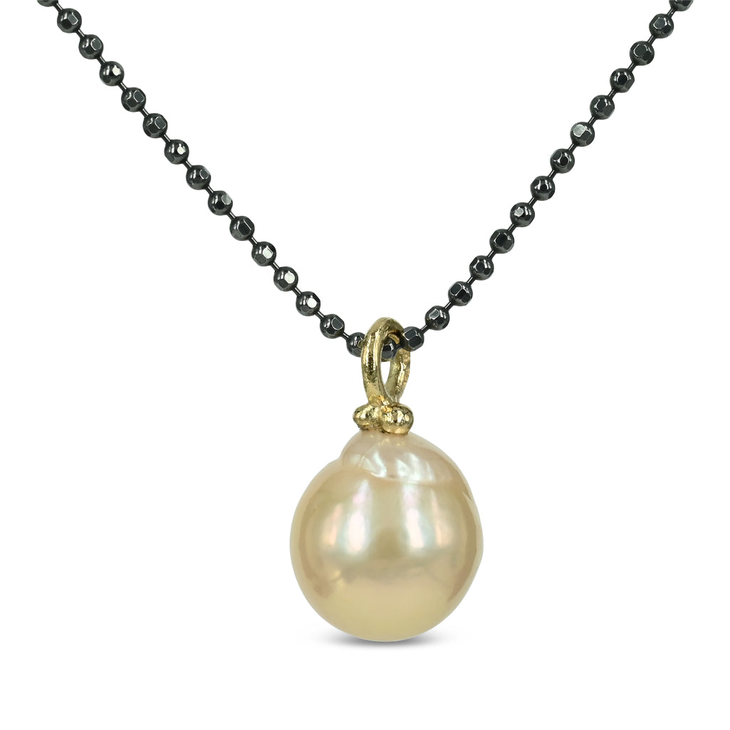 Unik creme farvet ferskvandsperle, med 14 kt. guld top af fine guldkugler der giver en fin afslutning fra perle til guldsamlingen.