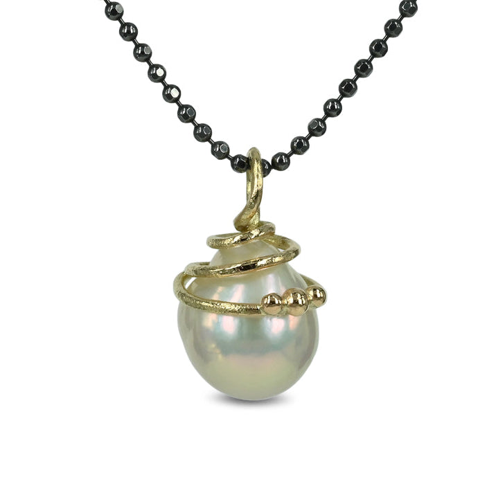 14 kt. Guld vedhæng med hvid ferskvandsperle med en guldtråd der Snoer sig rundt om perlen