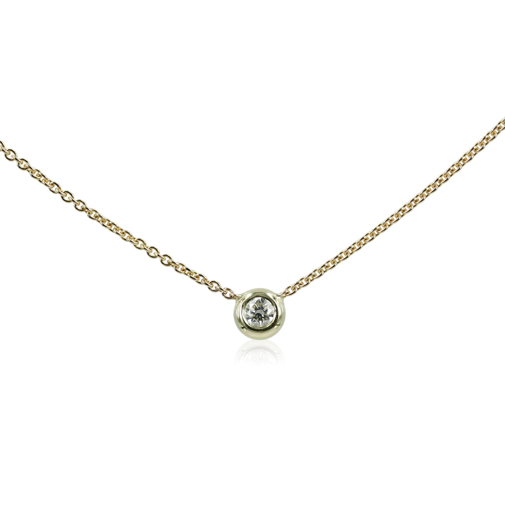 1, Flying Diamond - Smukt og klassisk diamant halskæde 0.10 ct     Smuk og fint hals collier hvor kæden sidder direkte på den enkle fatning med en  0,10 ct tw vvs brillant slebet diamant. Kæden er en smuk og enkel rund ankerkæde.