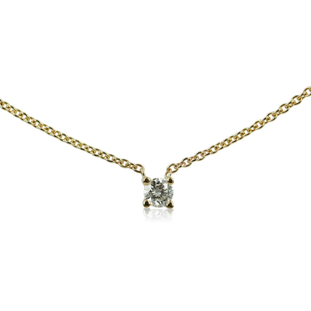 Flying Diamond - Smukt og klassisk diamant halskæde 0.15 ct     Smuk og fint hals collier hvor kæden sidder direkte på den enkle 4 grabbe fatning med en  0,15 ct tw vvs brillant slebet diamant. Kæden er en smuk og enkel rund 