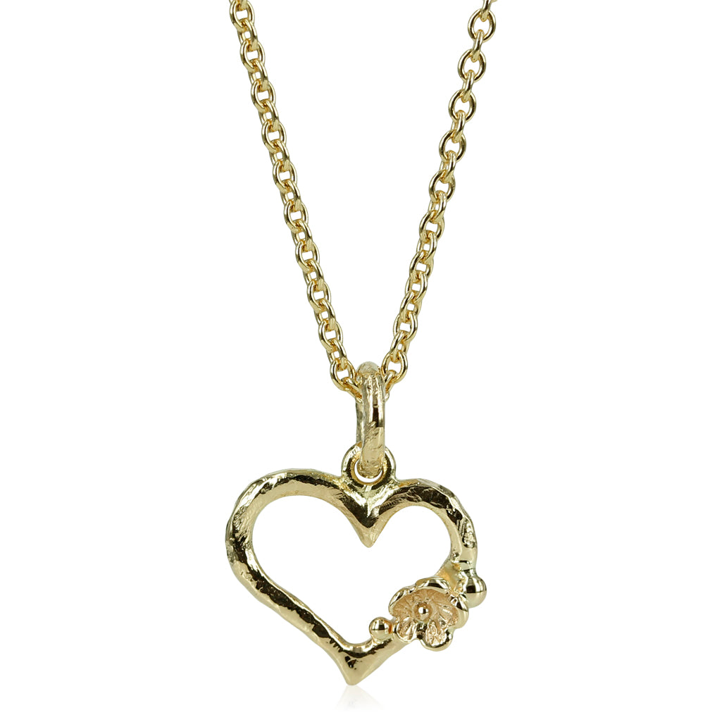 Love - 14 kt. Guld hjerte     14 kt. Guldhjerte med fine guldkugler & fairytale blomst, hjertet er formet i fin tråd, hvilket gør designet let og elegant.
