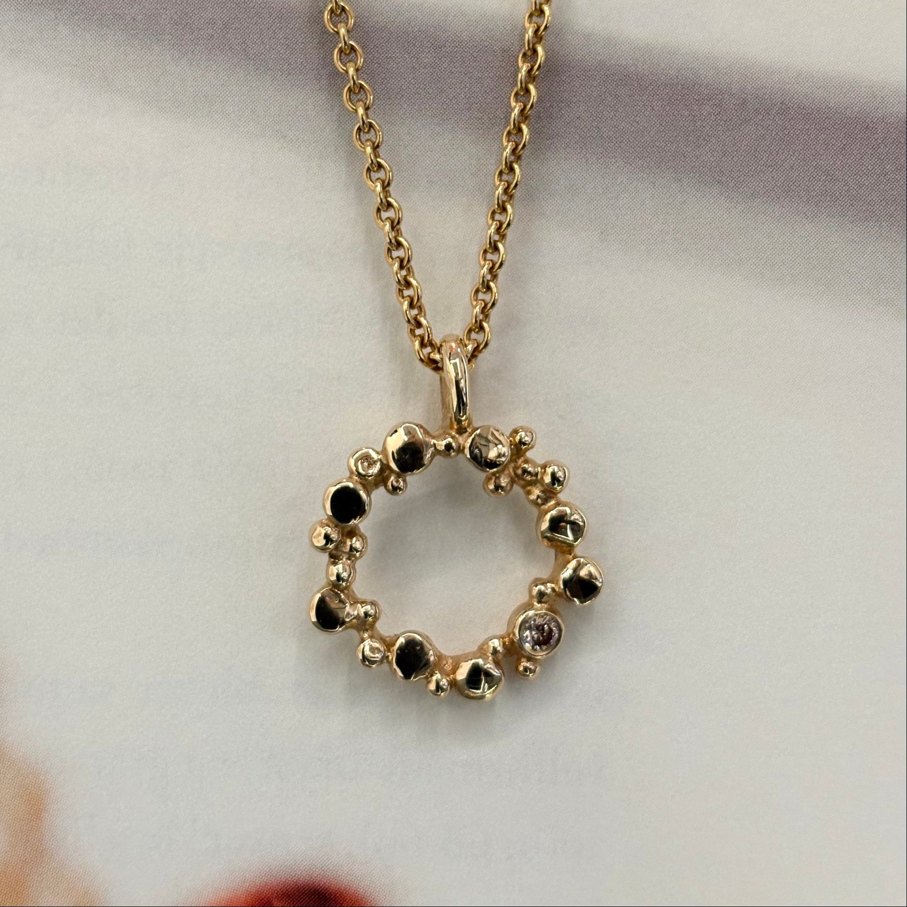 Guld halskæde med champagne farvet diamant - rundt design med kugler