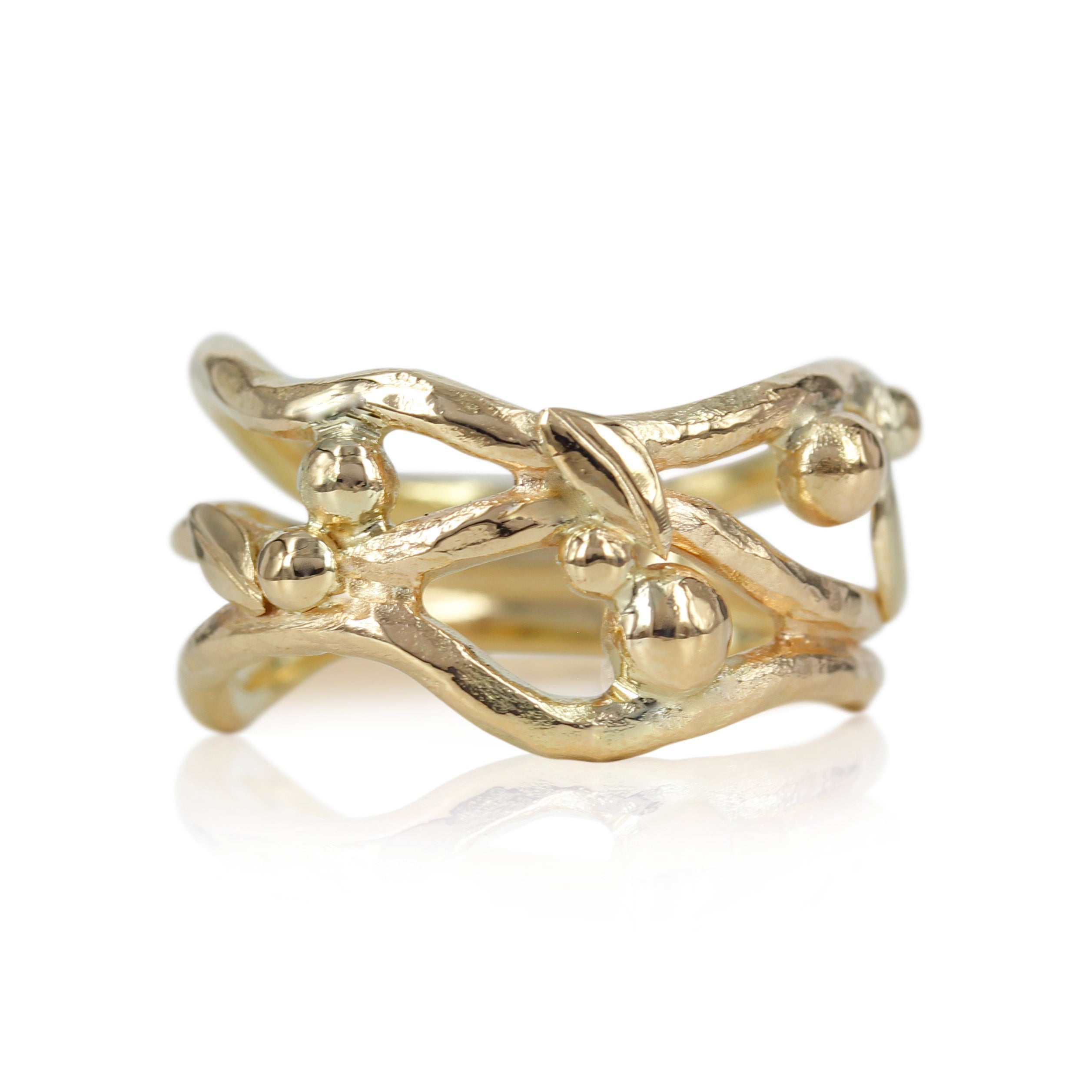 Smuk unika ring skabt med smuk rustik overflade, de fine guld kugler og fine blomster giver ringen en fornemmelse af forår.  En fantastisk ring der kan bærer både til hverdag og til fest.