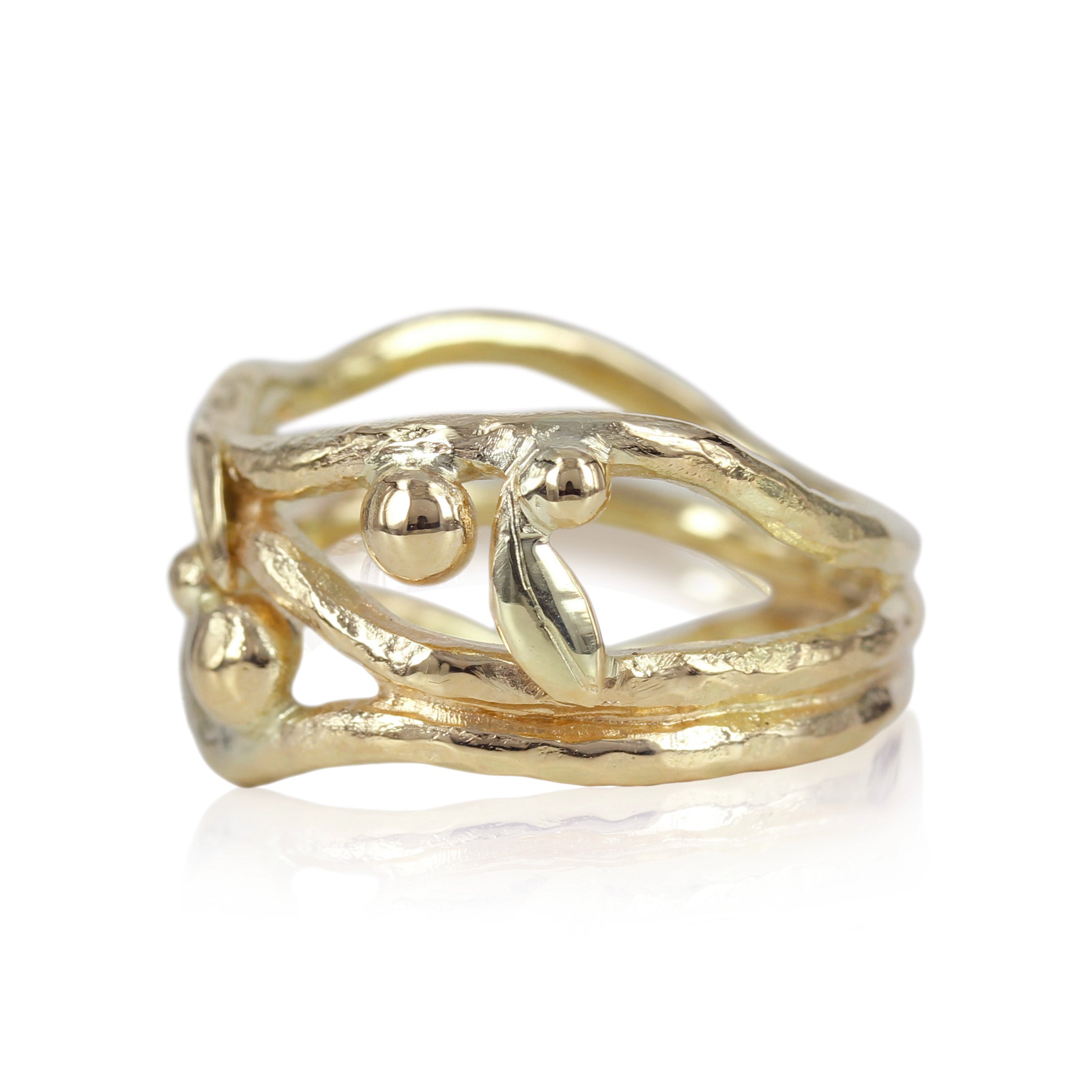Smuk unika ring skabt med smuk rustik overflade, de fine guld kugler og fine blomster giver ringen en fornemmelse af forår.  En fantastisk ring der kan bærer både til hverdag og til fest..