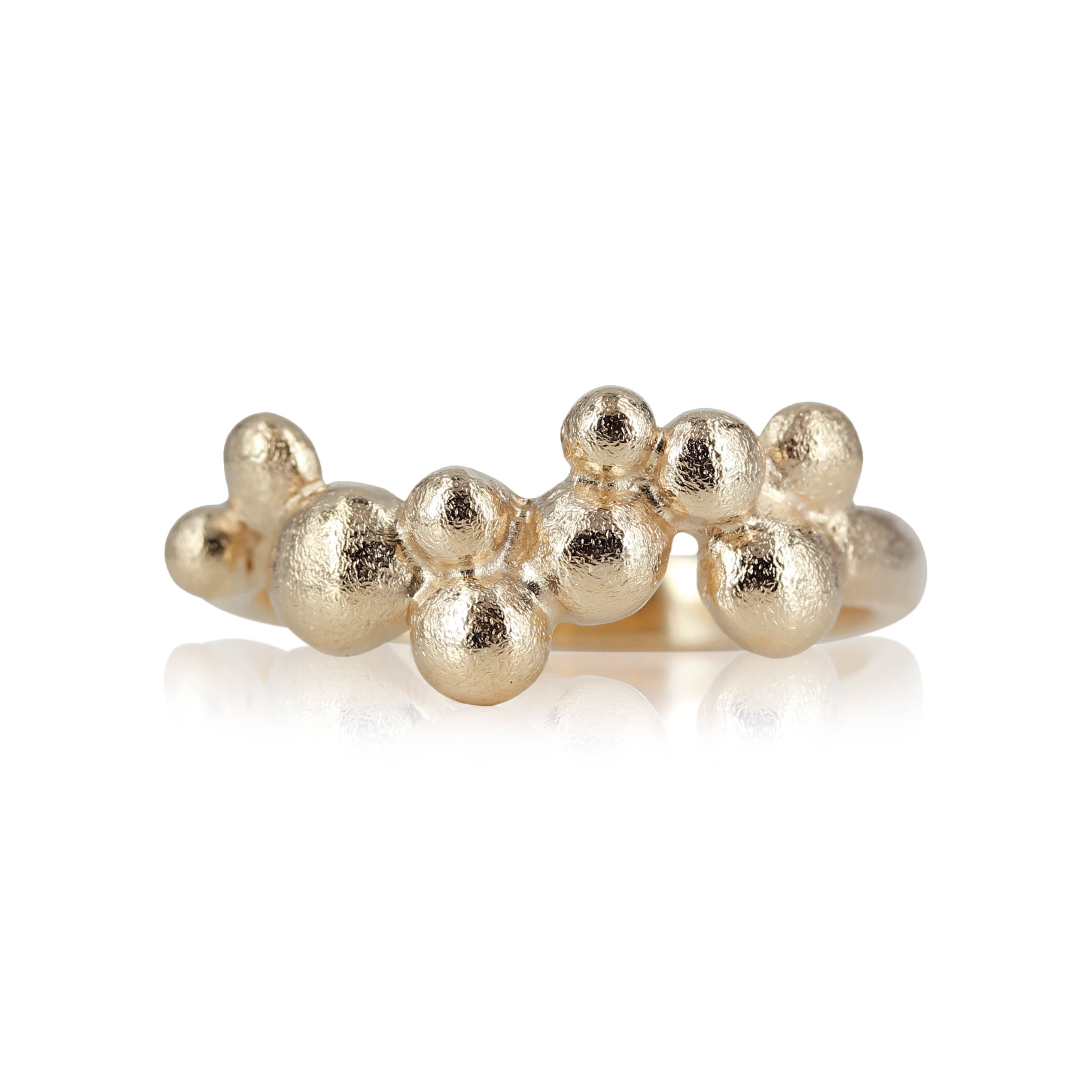  14 kt guld ring, i organiske design, små fine guld kugler der danser.  Det er muligt at isætte diamanter i de fine bobler, kontakt os på guldsmede værkstedet og hør om mulighederne. 