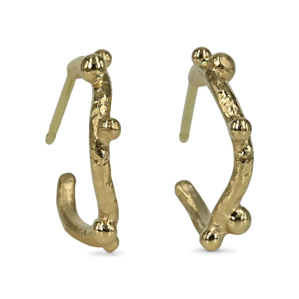 øreringe som creol i organisk design, fin bølger og smukke guld kugler