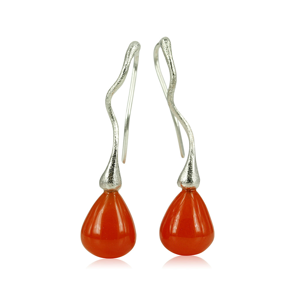 Sølv ørekroge med smukke orange carnioler ca. 10,5 x 12 mm. Den intense farve sammen med den smukke organiske facon på sølvet giver øreringen et unikt og legende look.     Perlen måler ca. 10,5 x 12 mm. Fra top til bund 40 mm.