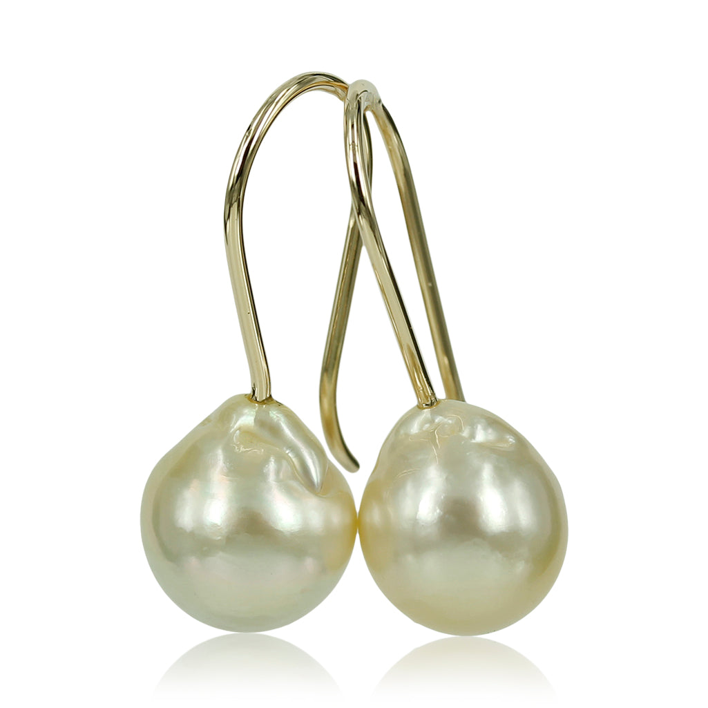 14 kt. guld ørekroge, med smukke dråbeformet South Sea perler.  Enkel og klassisk ørering der passer til alle lejligheder, perlen er varm hvid/ let gylden med små fine ujævnheder på perlen, det giver liv og ekstra glød.     Perlen måler ca. 9,5 x 10,5 mm. Fra top til bund 24 mm.
