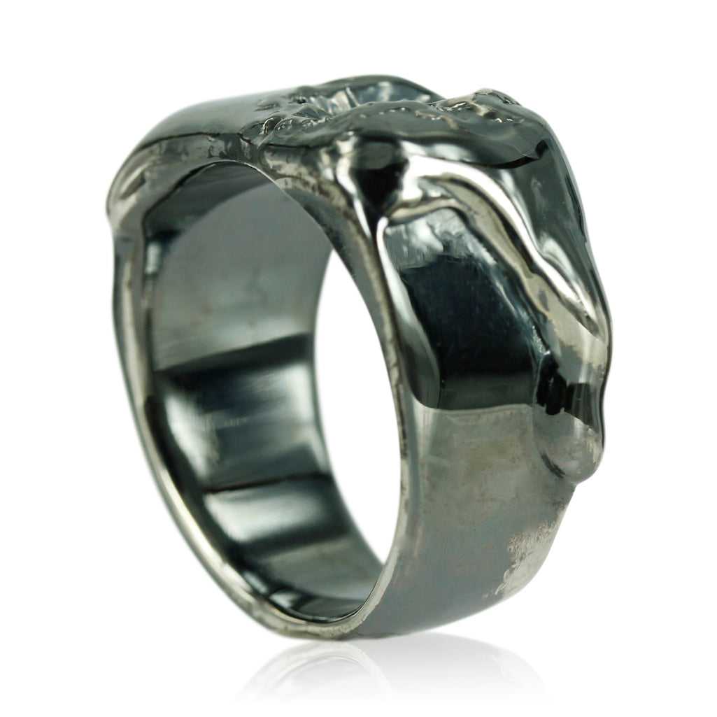 3, Rå og maskulin signet ring med dødningehovede motiv. Ringen er skabt i sølv og har en oxyderet overflade, som giver ringen et helt unikt udtryk.  Ringens top måler ca. 14 x 25 mm.