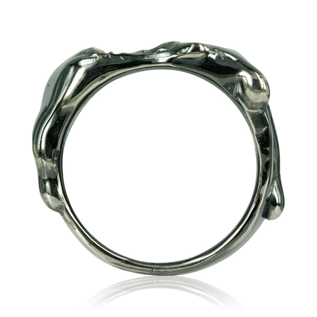 2, Rå og maskulin signet ring med dødningehovede motiv. Ringen er skabt i sølv og har en oxyderet overflade, som giver ringen et helt unikt udtryk.  Ringens top måler ca. 14 x 25 mm.