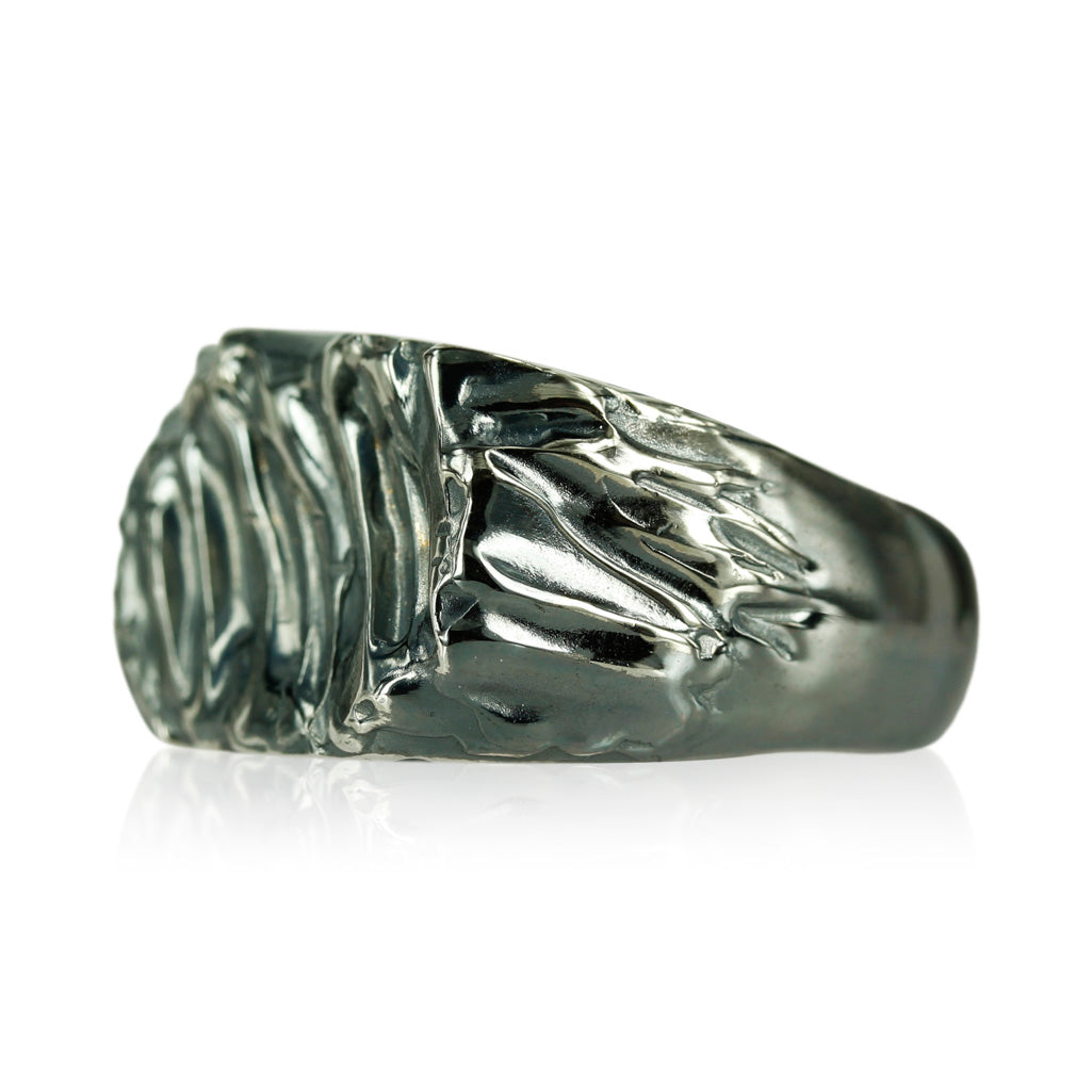Rå og maskulin herre ring med smeltet detaljer. Ringen er skabt i sølv og har en oxyderet overflade, som giver ringen et helt unikt udtryk.  Ringens top måler ca. 13 x 20 mm.