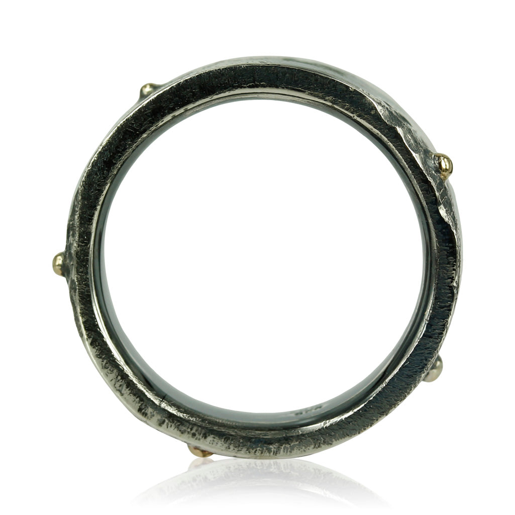 3, Rå og maskulin herre ring med 14 kt. guld detaljer. Ringen er skabt i sølv og har en oxyderet overflade, som giver ringen et helt unikt udtryk.  Ringens måler 7,3 mm.