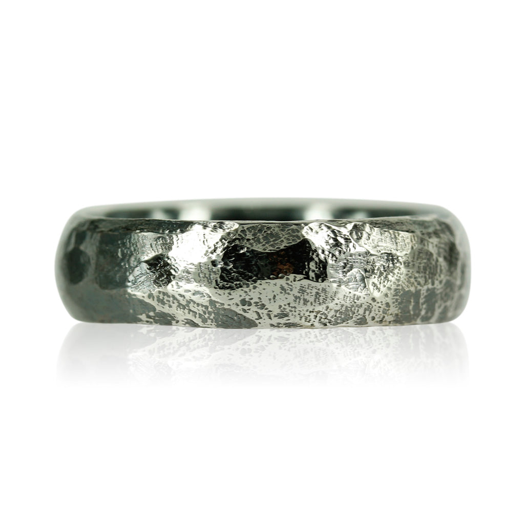 Rå og maskulin herre ring. Ringen er skabt i sølv og har en oxyderet overflade, som giver ringen et helt unikt udtryk.  Ringen måler 7 mm.