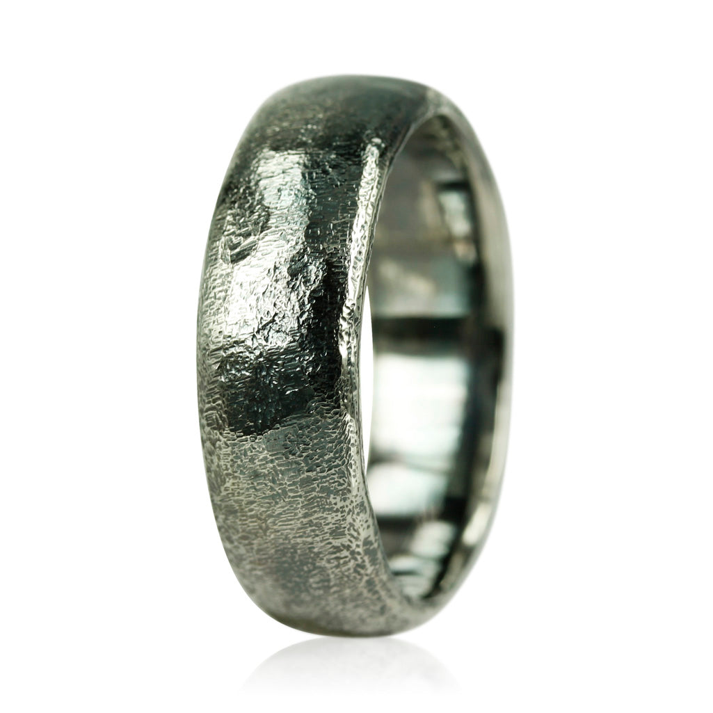 Rå og maskulin herre ring. Ringen er skabt i sølv og har en oxyderet overflade, som giver ringen et helt unikt udtryk.  Ringen måler 7,5 mm.