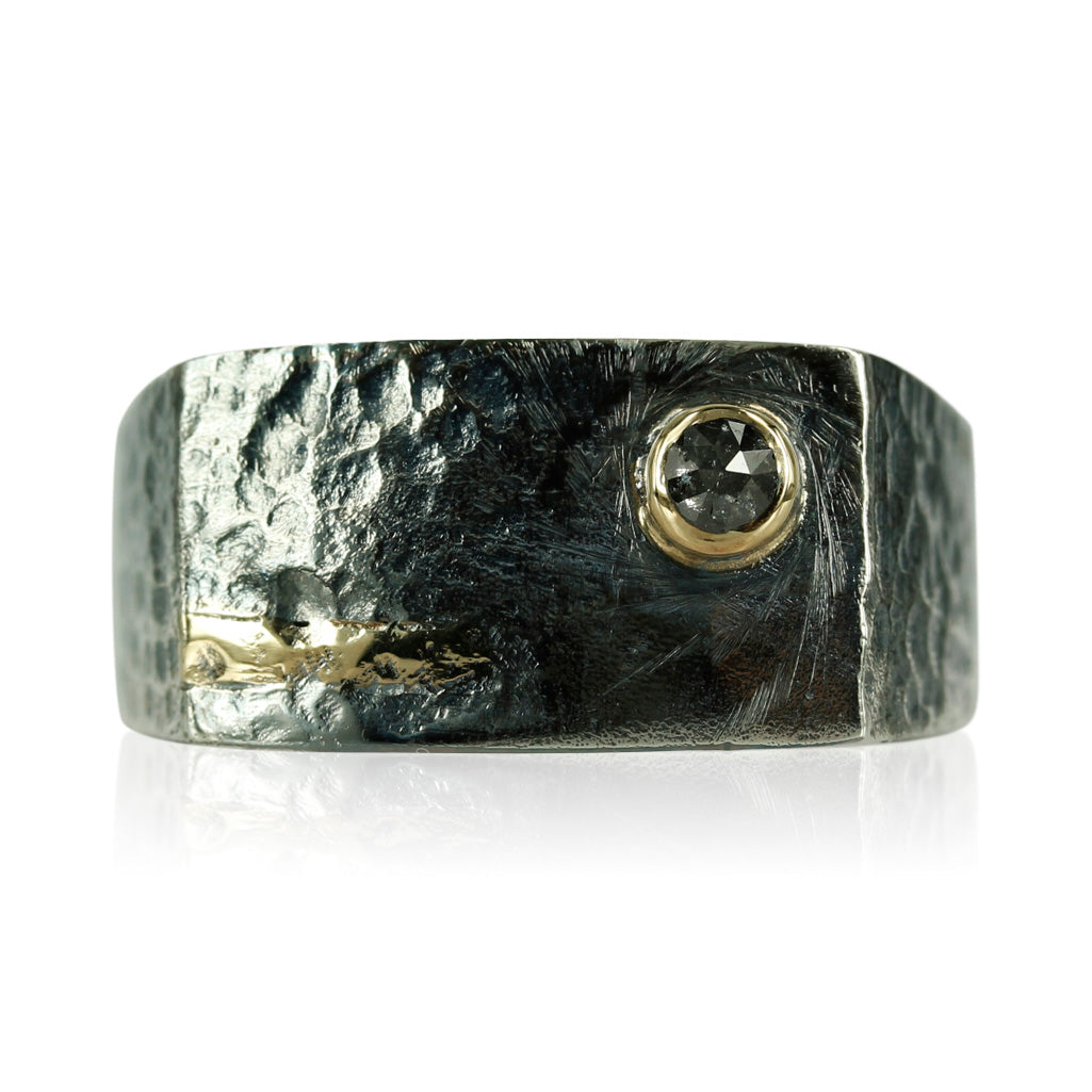 Rå og maskulin signet ring med 14 kt og 0,20 ct. antik cut salt & peber diamant. Ringen er skabt i sølv og har en oxyderet overflade, som giver ringen et helt unikt udtryk.  Ringens top måler ca. 11 x 20 mm.
