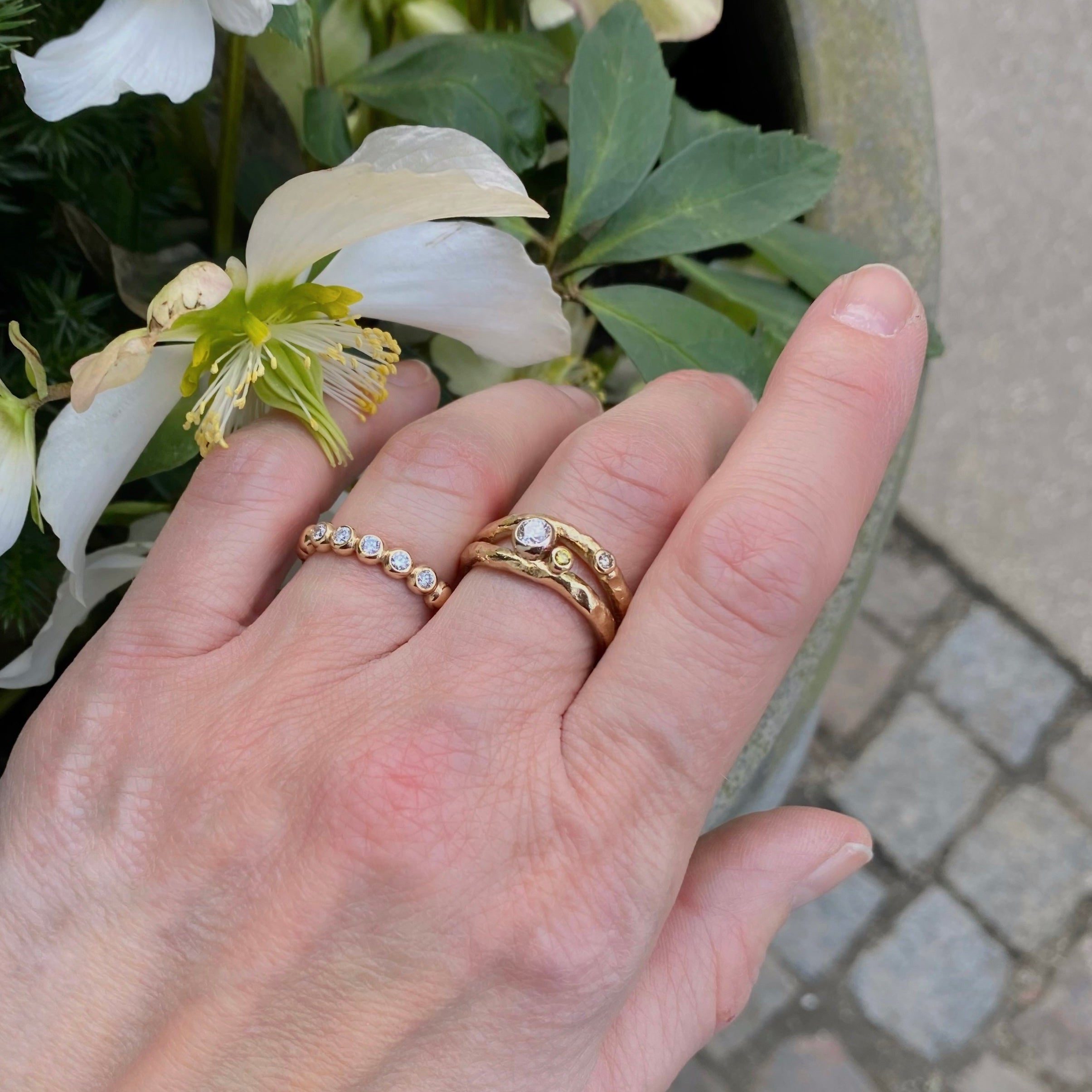 Smuk kugle ring i guld, med 5 stk diamanter - designet af guldsmed Maiken Pade