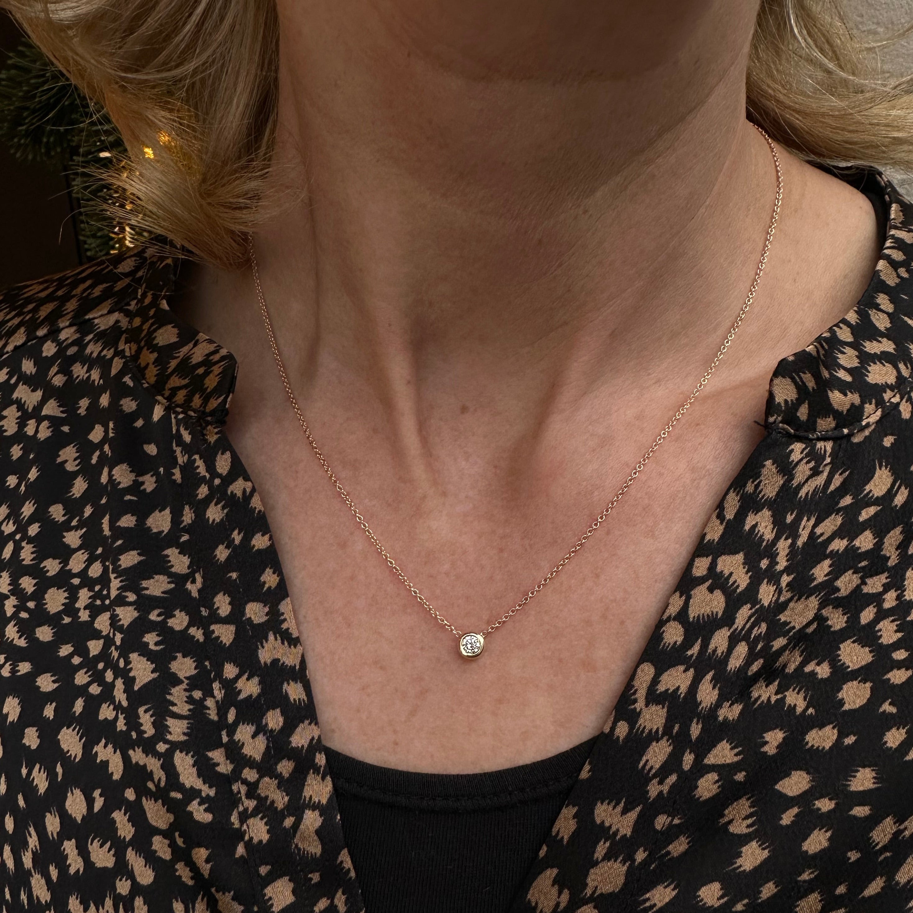 Flying Diamond - Smukt og klassisk diamant halskæde 0.25 ct Champagnefarvet     Smuk og fint hals collier hvor kæden sidder direkte på den enkle fatning med en  0,25 ct Champagnefarvet brillant slebet diamant. Kæden er en smuk og enkel rund ankerkæde.   