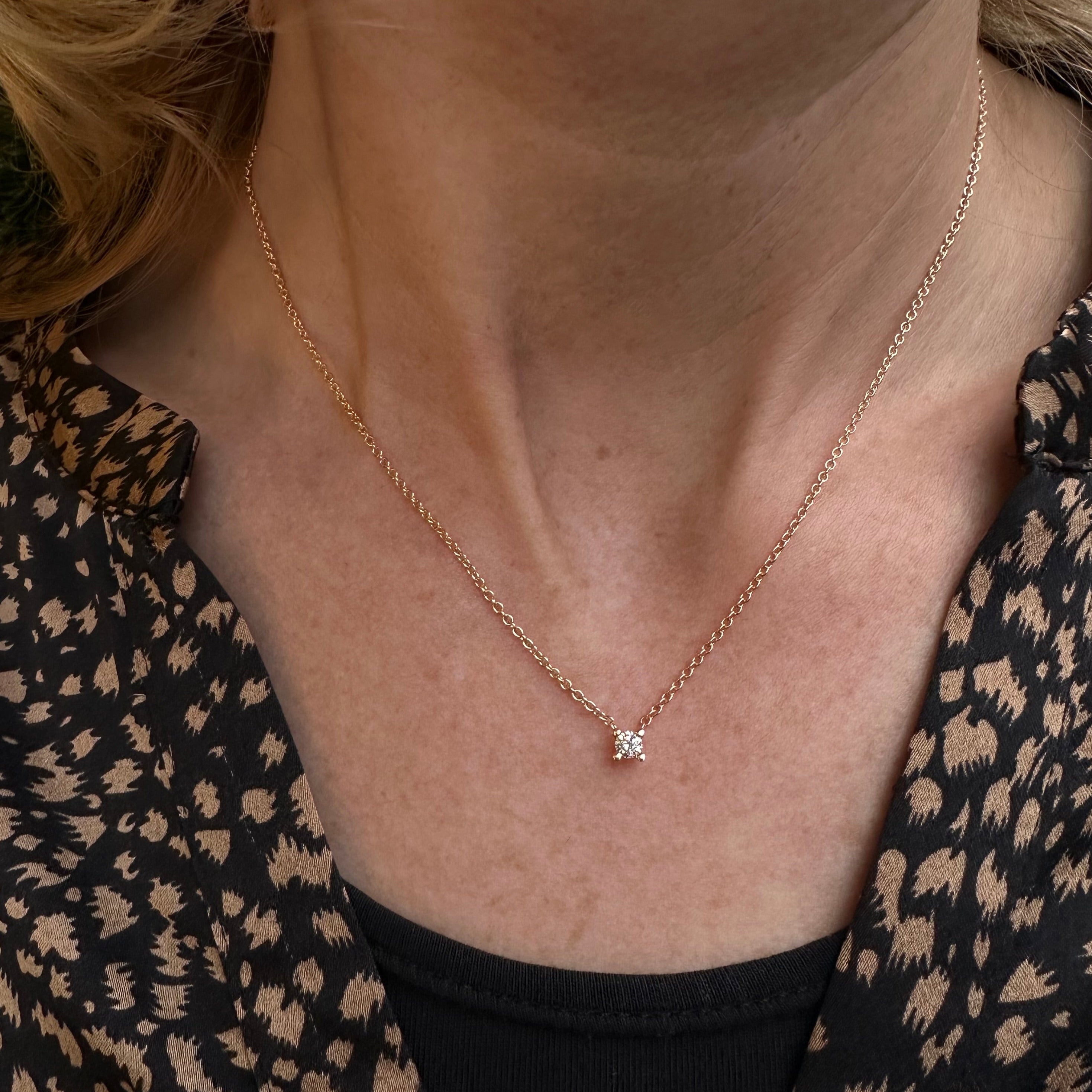 Flying Diamond - Smukt og klassisk diamant halskæde 0.30 ct     Smuk og fint hals collier hvor kæden sidder direkte på den enkle 4 grabbe fatning med en  0,30 ct tw vvs brillant slebet diamant. Kæden er en smuk og enkel r