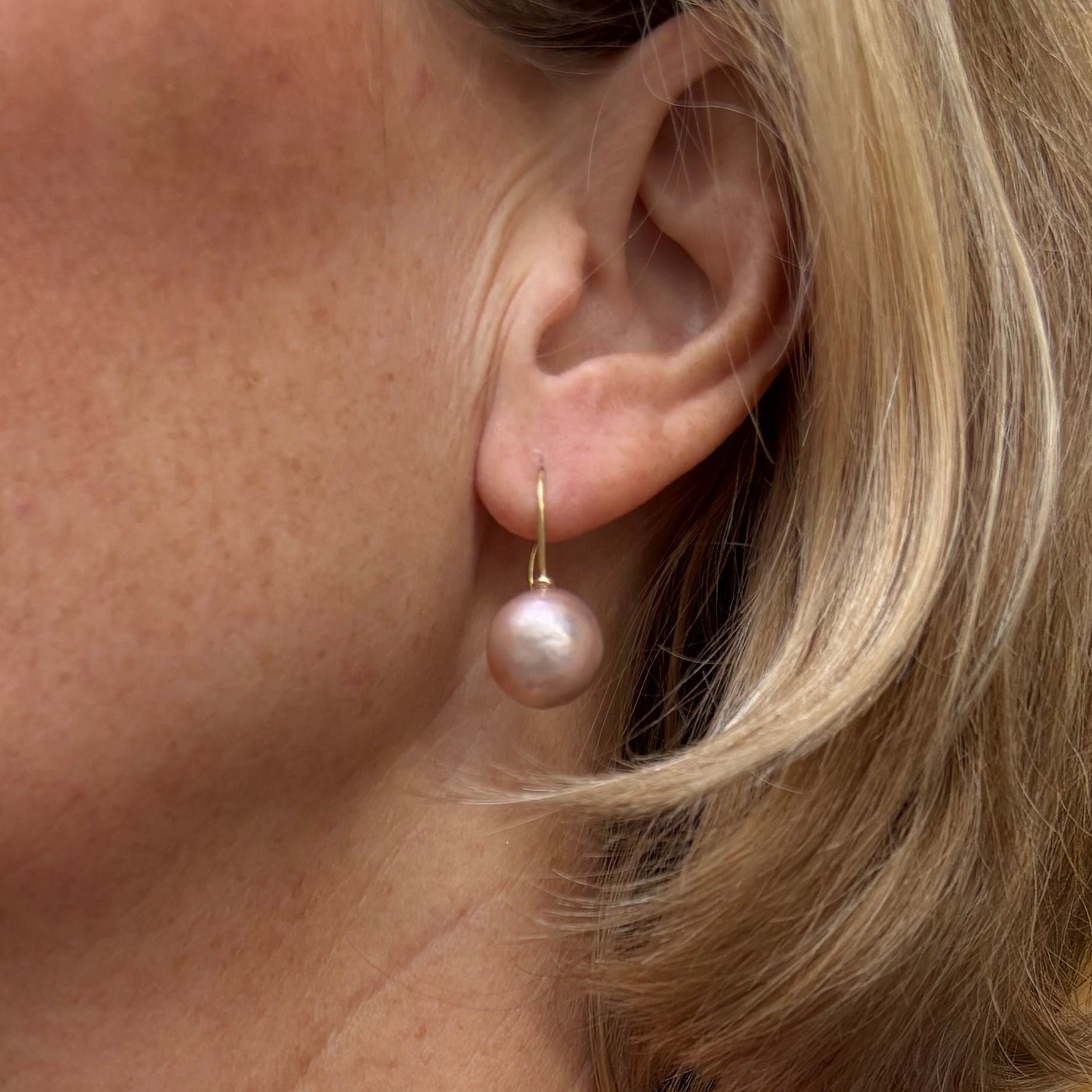 14 kt. Guld ørering med rosa perle