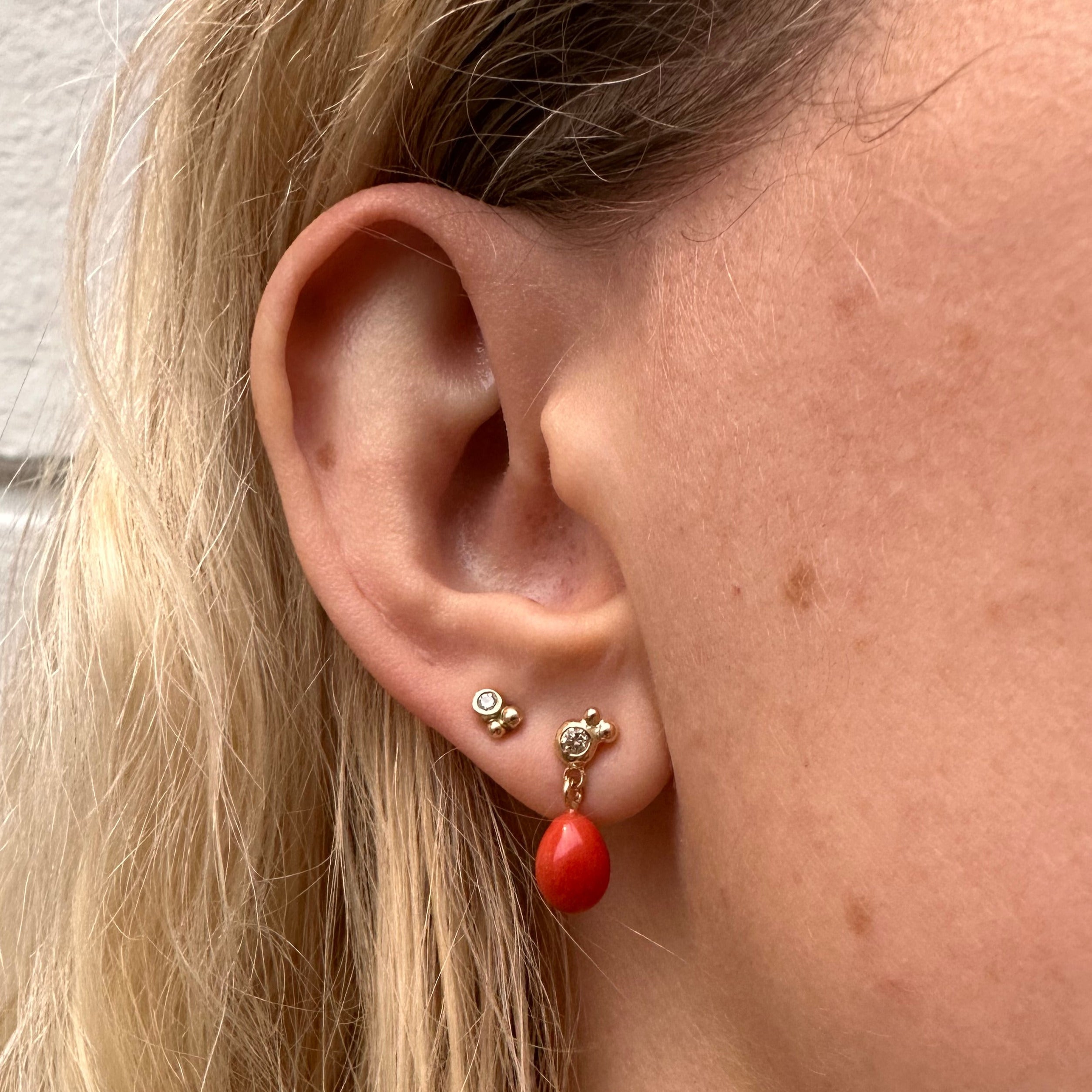 14 kt. Guld øreringe med diamant & Koral