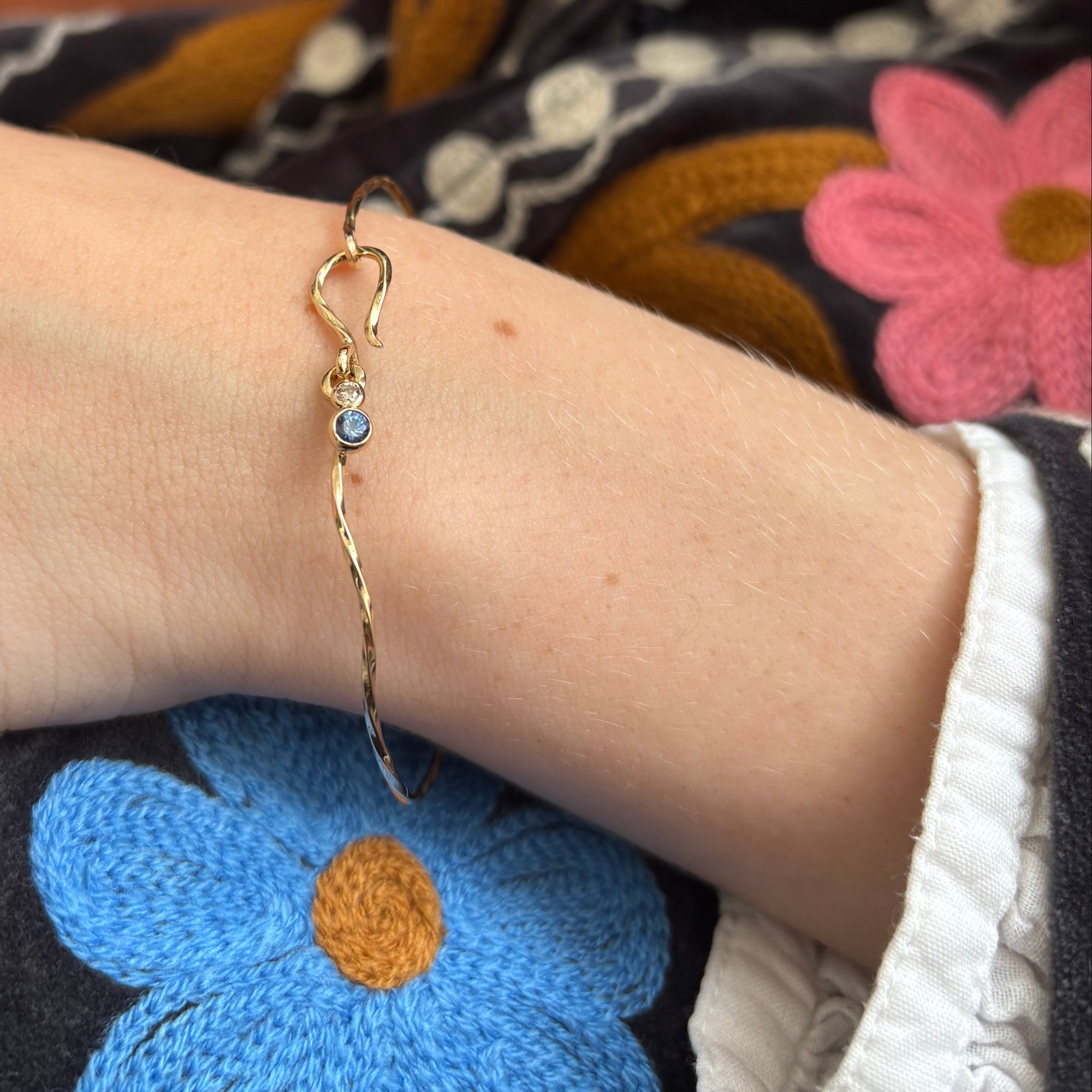 One of a Kind - Armring i 14 kt. guld & Blå safir