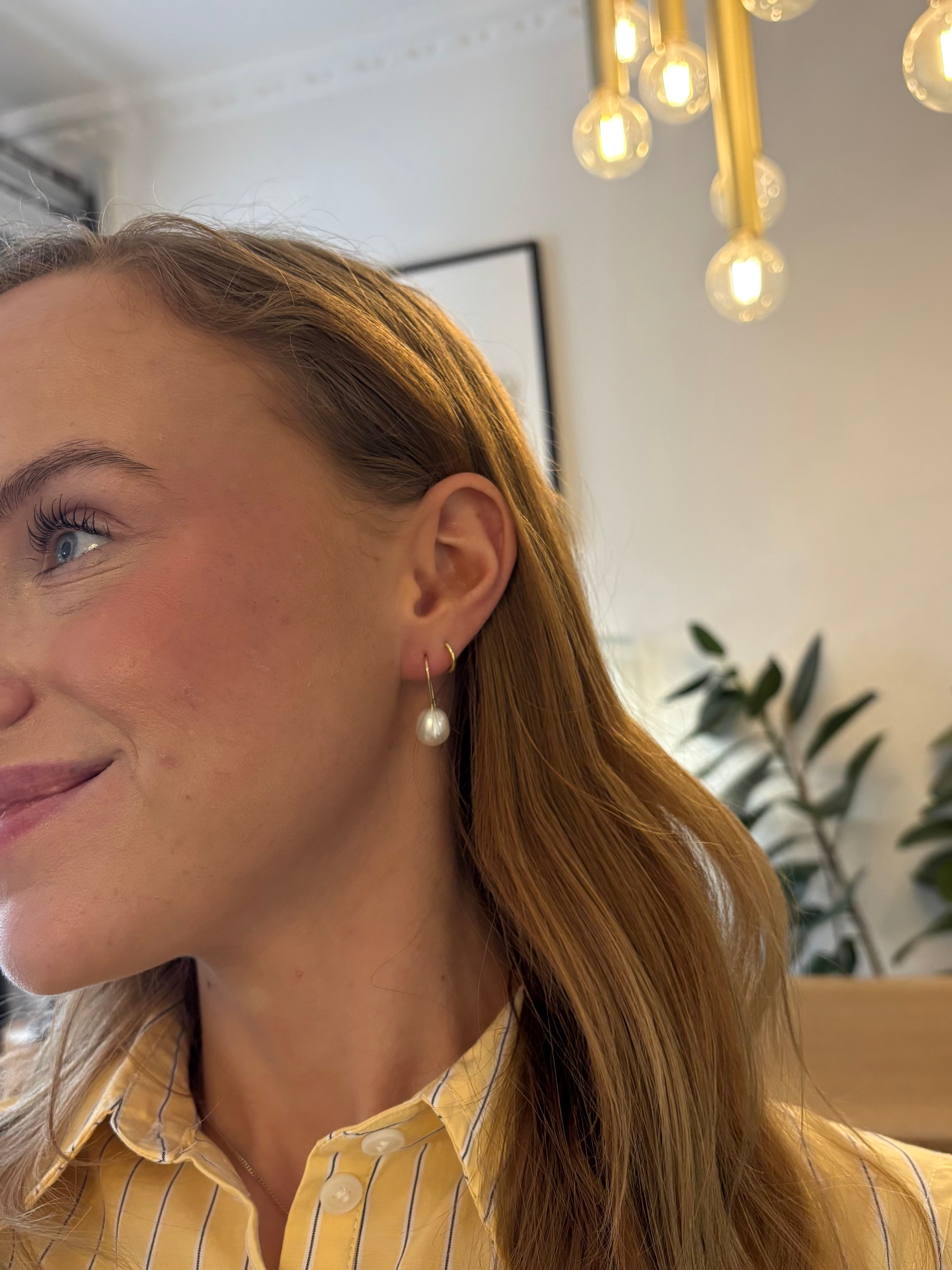 14 kt. Guld ørering med hvide perle