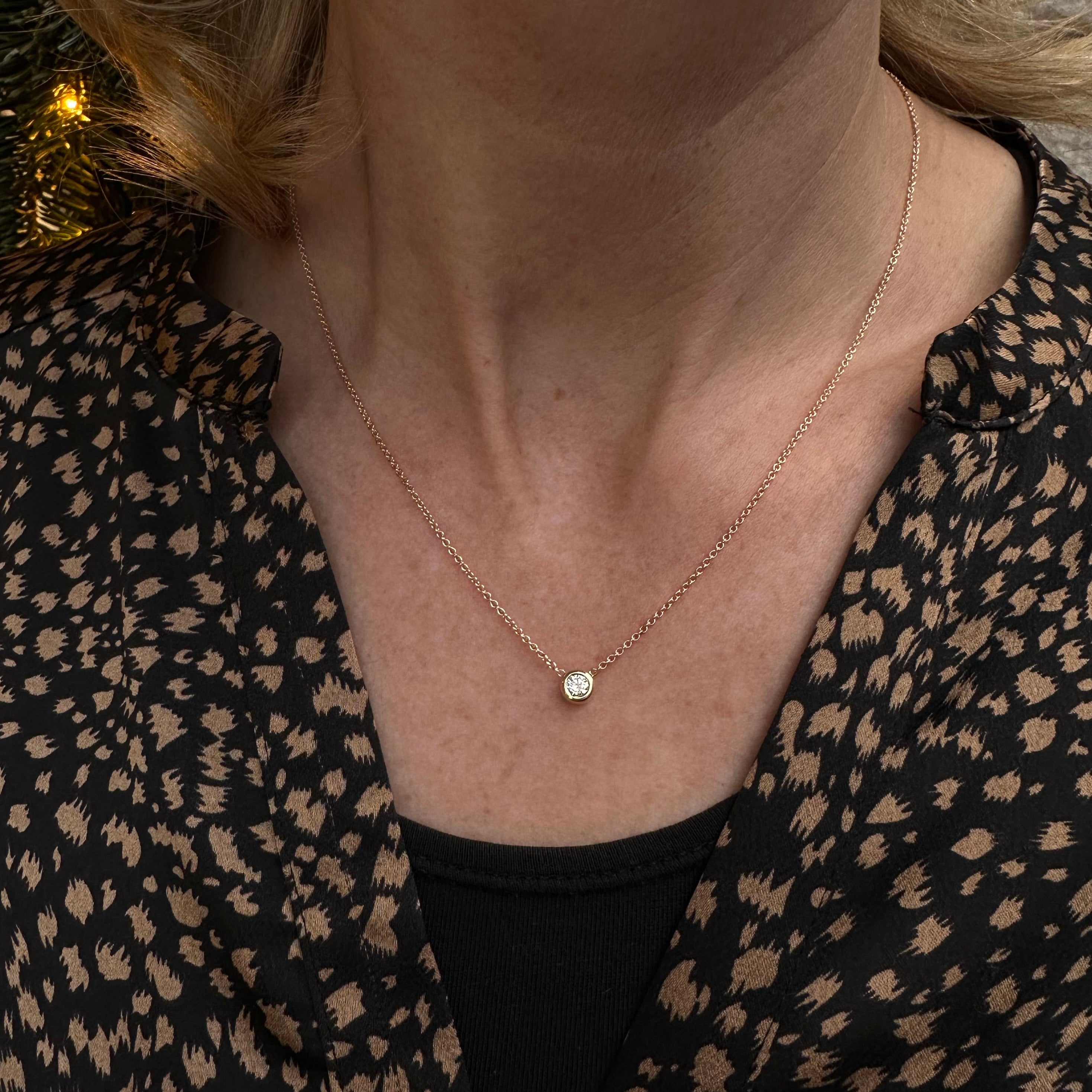 Flying Diamond - Smukt og klassisk diamant halskæde 0.30 ct     Smuk og fint hals collier hvor kæden sidder direkte på den enkle fatning med en  0,30 ct tw vvs brillant slebet diamant. Kæden er en smuk og enkel rund ankerkæde...