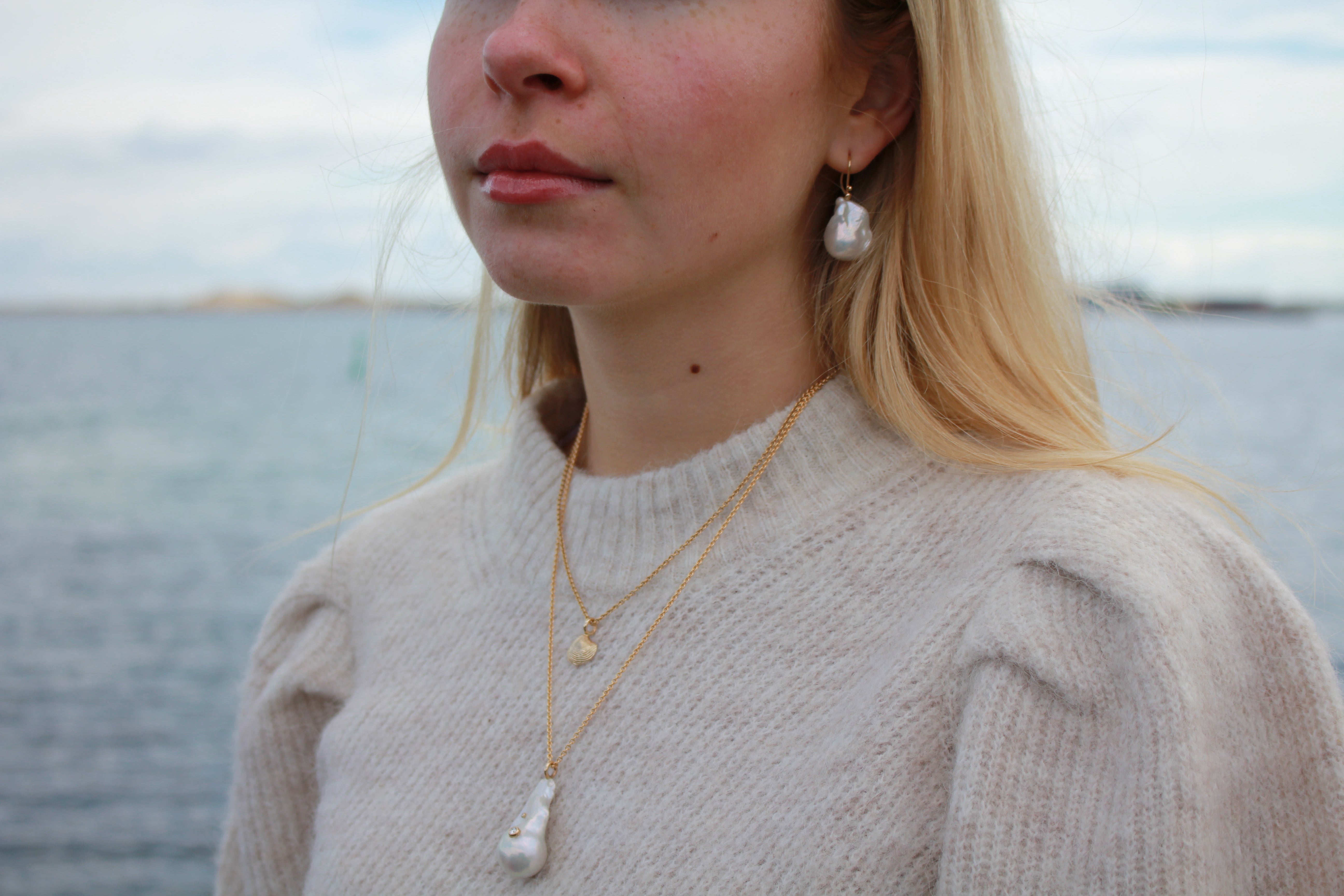 styling af smukke perlesmykker med guld og diamanter fra guldsmed maiken pade