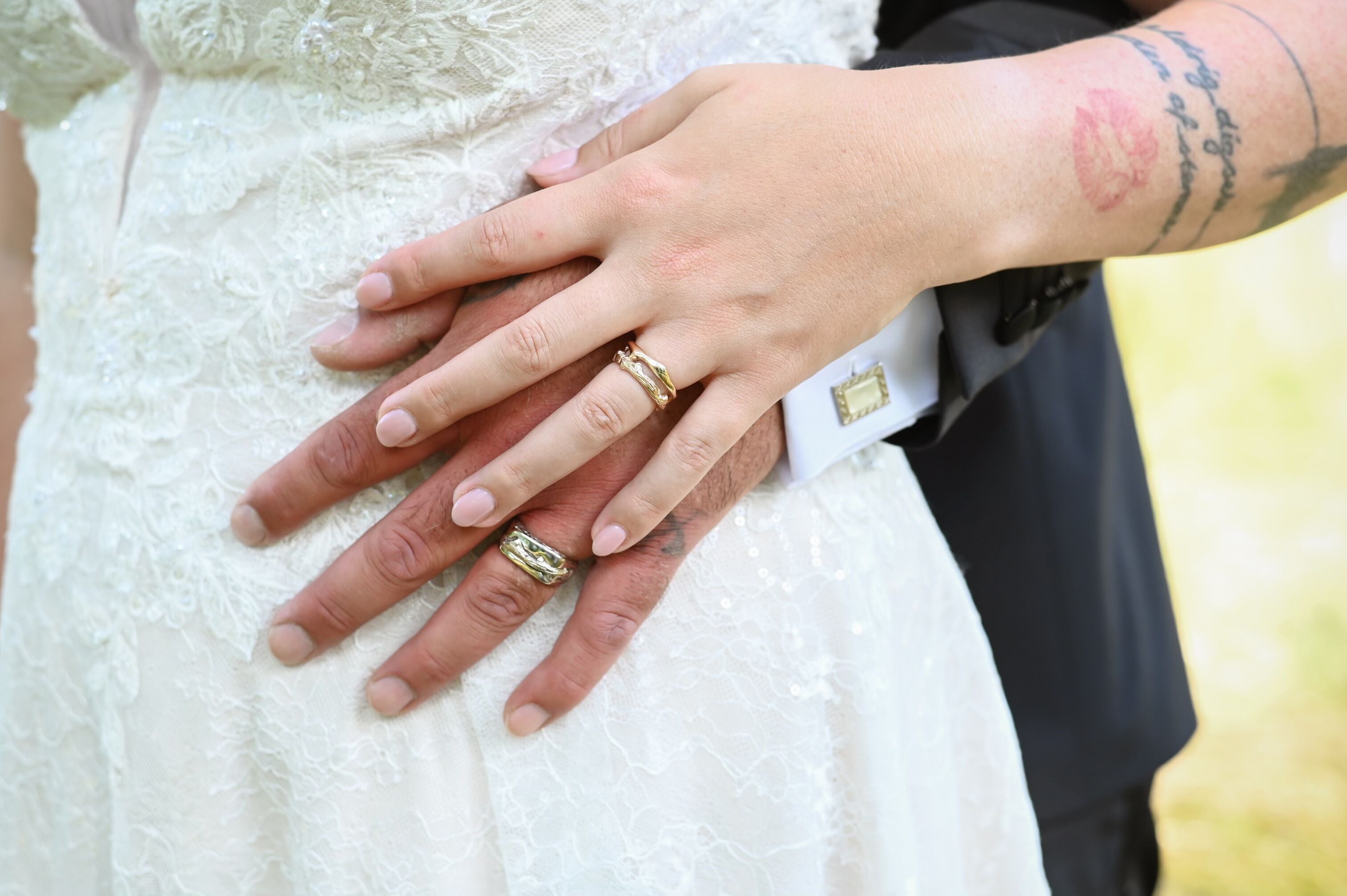 Brudepar viser deres ringe frem fra guldsmed maiken pade i hellerup