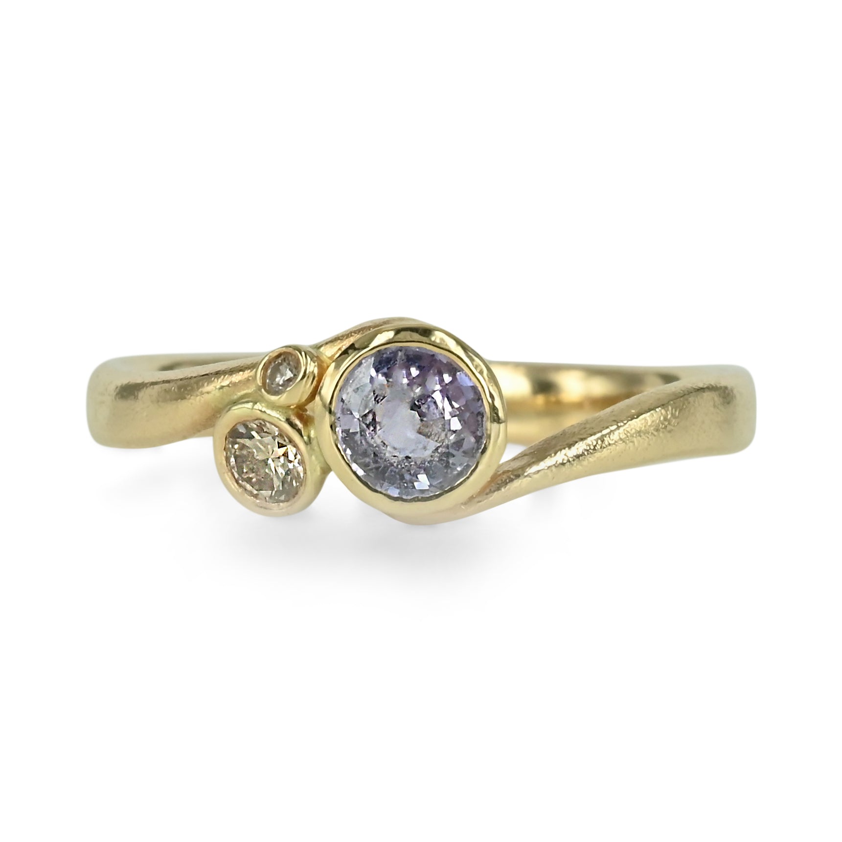 Smuk unika ring skabt med smuk lilla blålig safir, samt smukke diamanter

