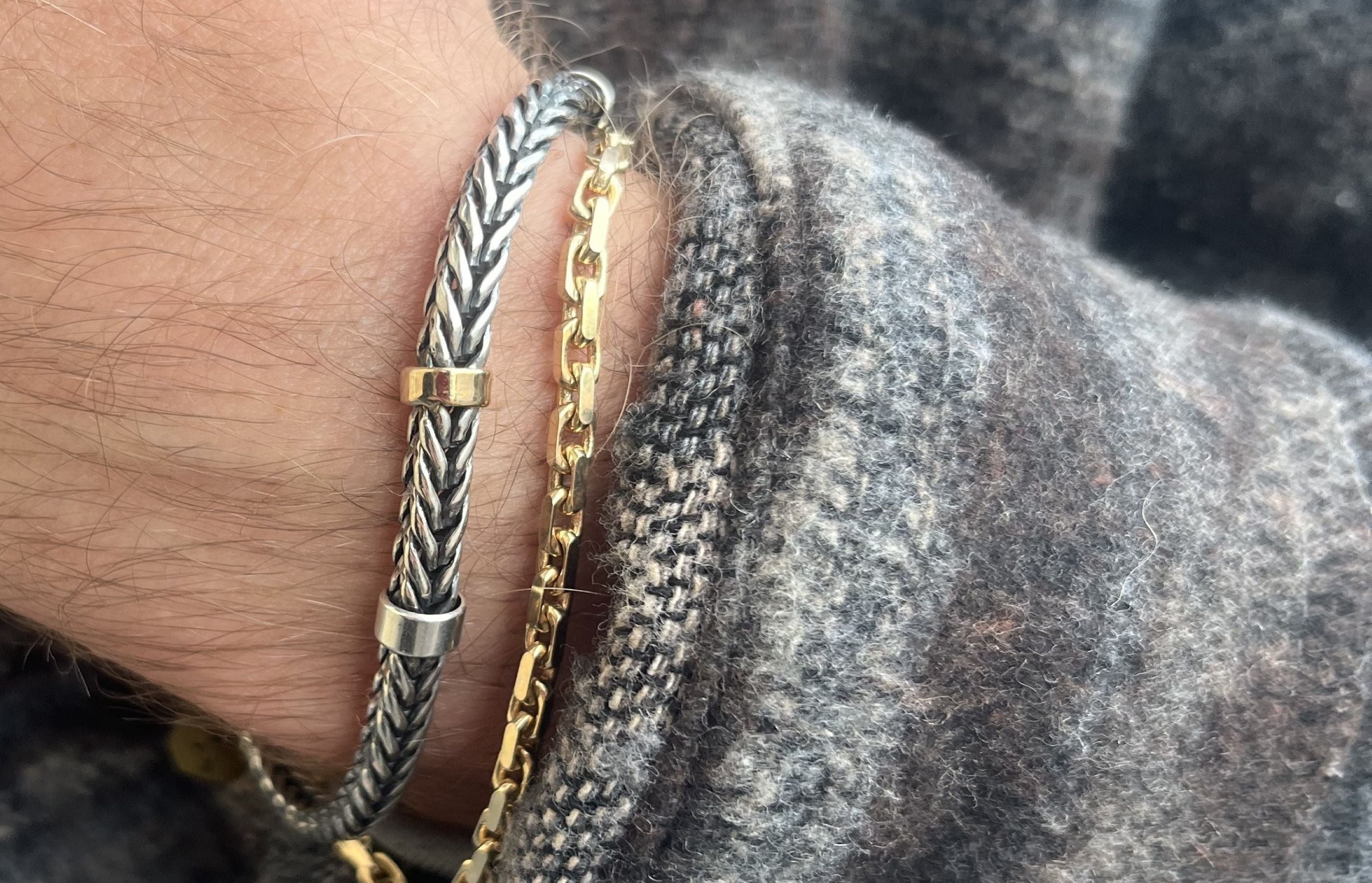 styling af armbånd til mænd, sølv med guld detaljer i råt design & 14 kt. ankerarmbånd