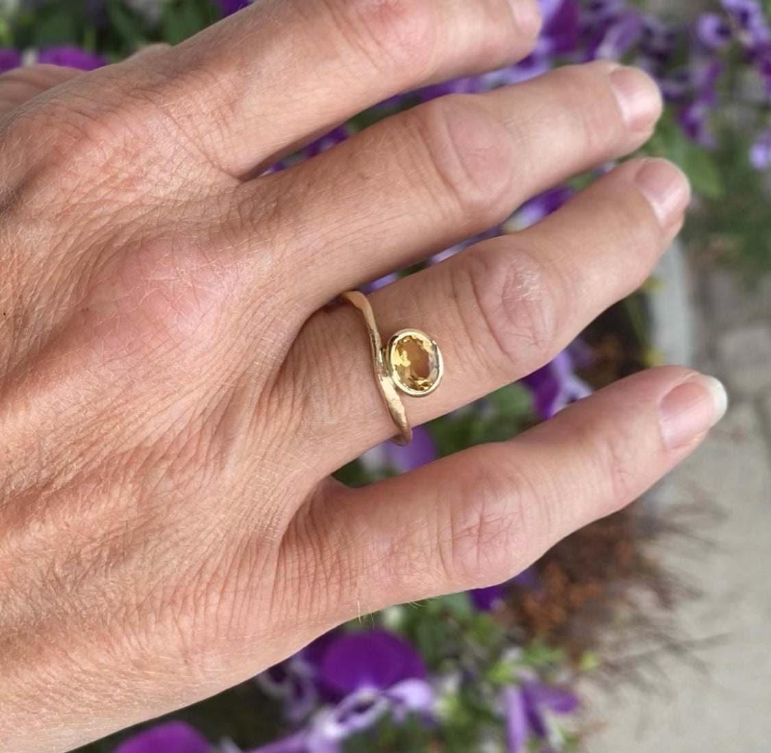 14 kt. guldring med oval citrin, ringen et let matteret og bølger sig elegant om fingeren