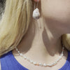 Perlesmykker stylet, perlekæde med barokperler og øreringe med stor ferskvandsperle