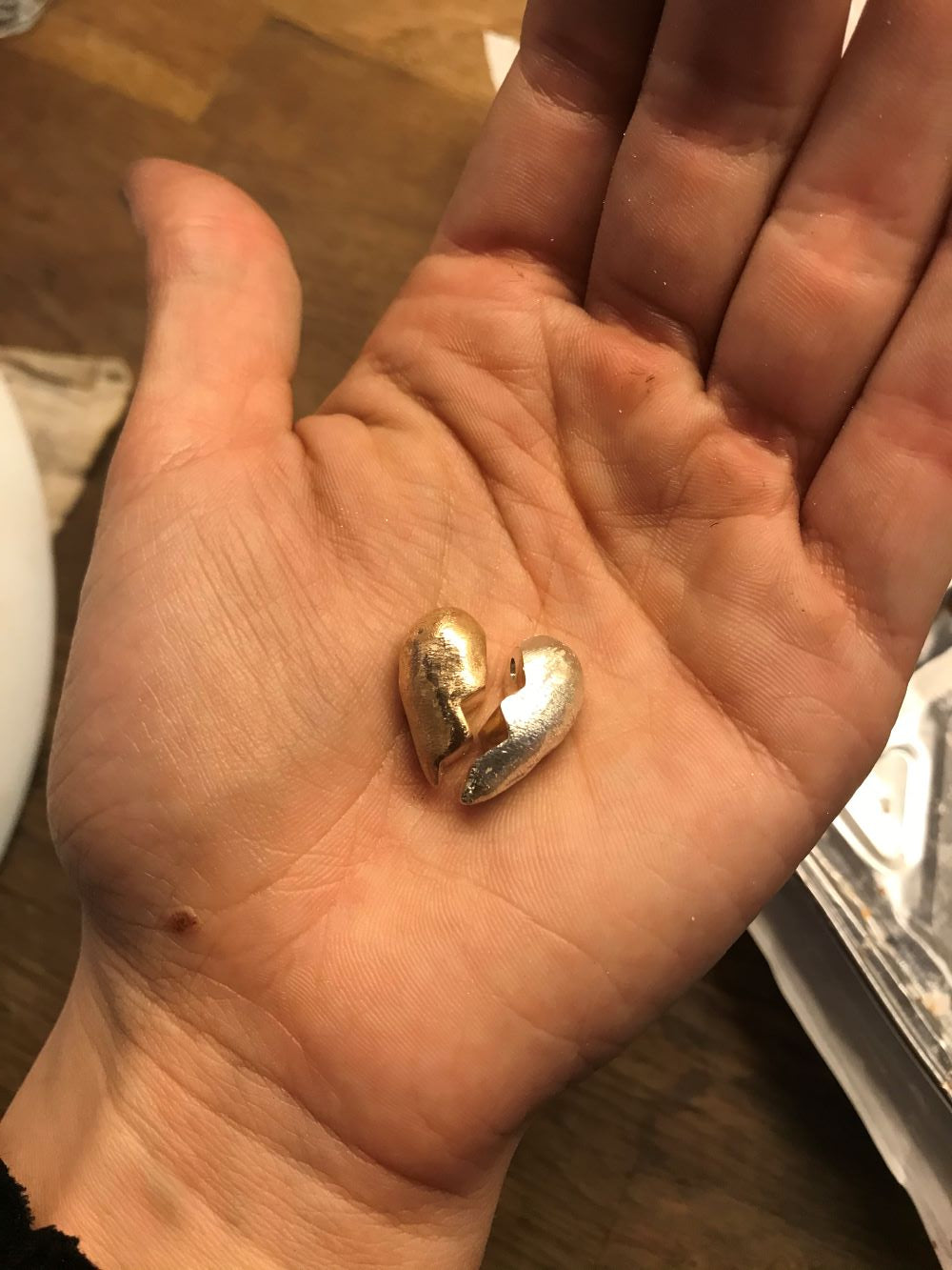 specielfremstillet hjerte vedhæng der deles på midten, en side i sølv den anden i guld