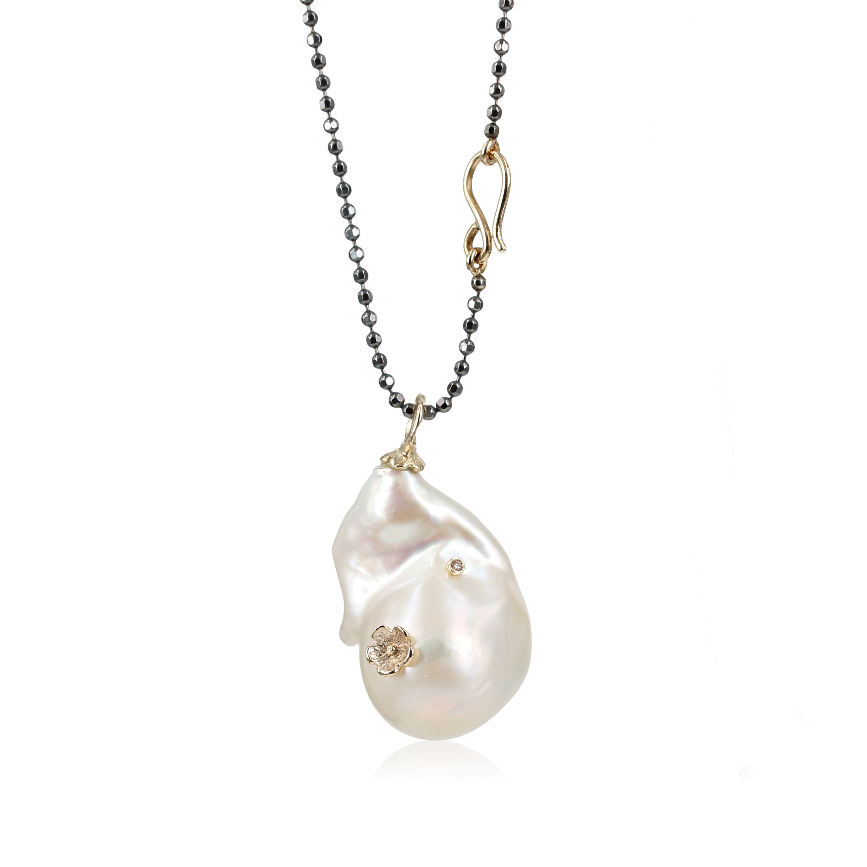 Perle vedhæng - Stor hvid ferskvandsperle & diamant   Smuk og unik perle, med bløde bølger - påsat  rosa diamant 0,01 ct. og fin sommerblomst.   Vedhænget er skabt i 14 kt. guld.