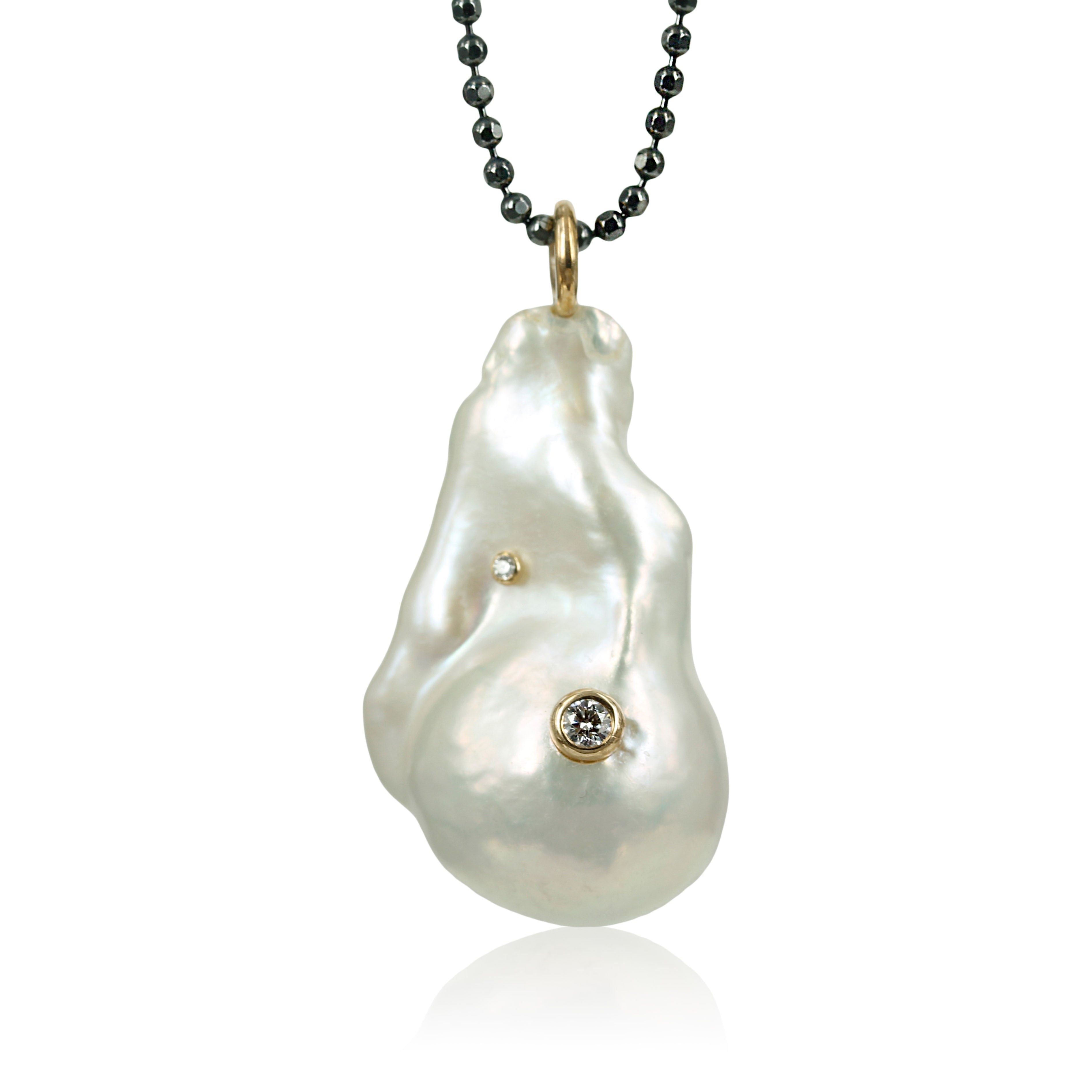 Smuk og unik perle, med bløde bølger - påsat fin hvid diamant 0,01 ct. samt 0.10 ct. tw vvs     Perlen måler 21,9 x 35,6 mm. fra top til bund ca. 41,3 mm.