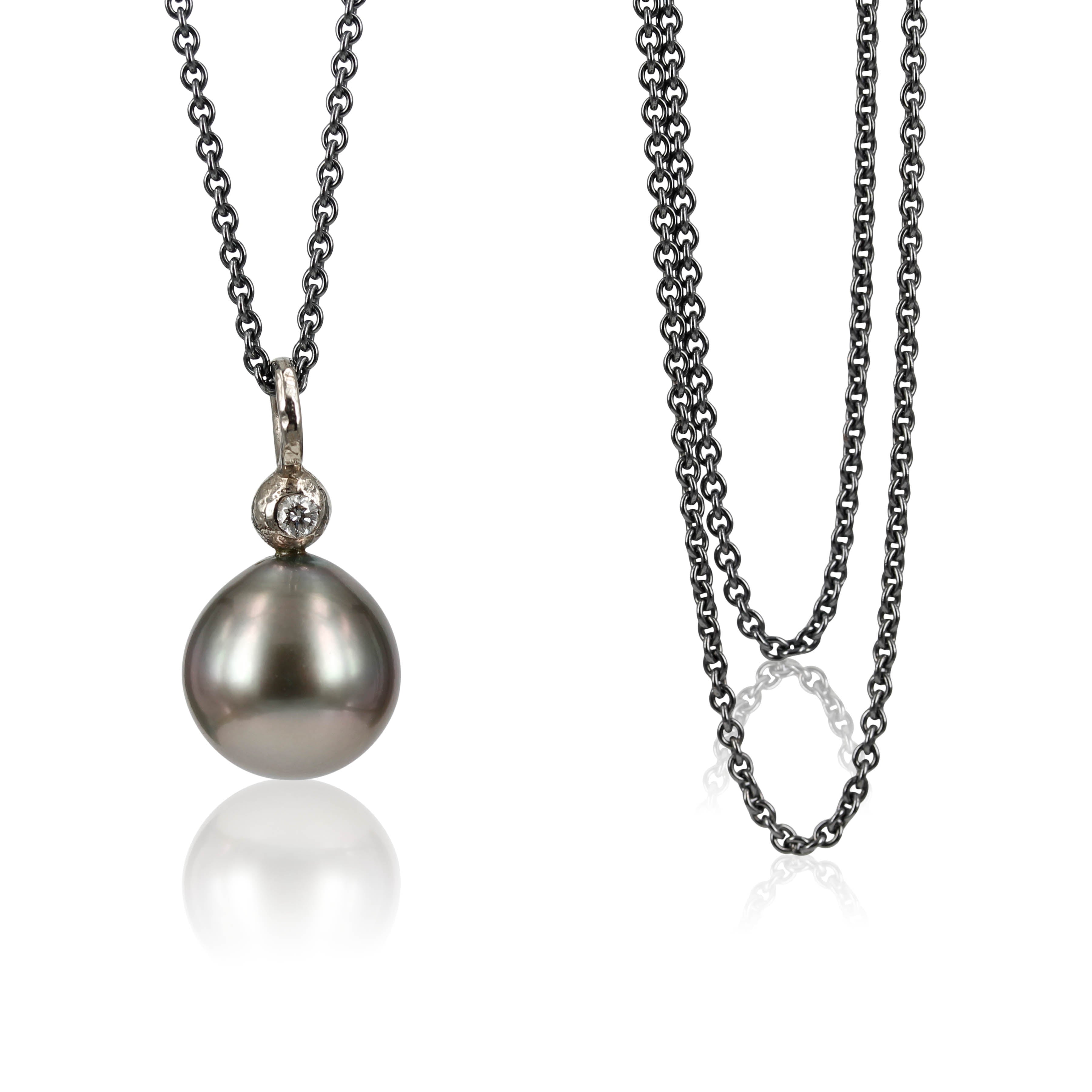 Den helt klassiske stil, enkel og elegant i udtrykket. Den smukke sølvgrå Tahiti perle, sammen med den fine 0,05 ct tw vvs brillant,  gør designer eksklusivt og elegant 
