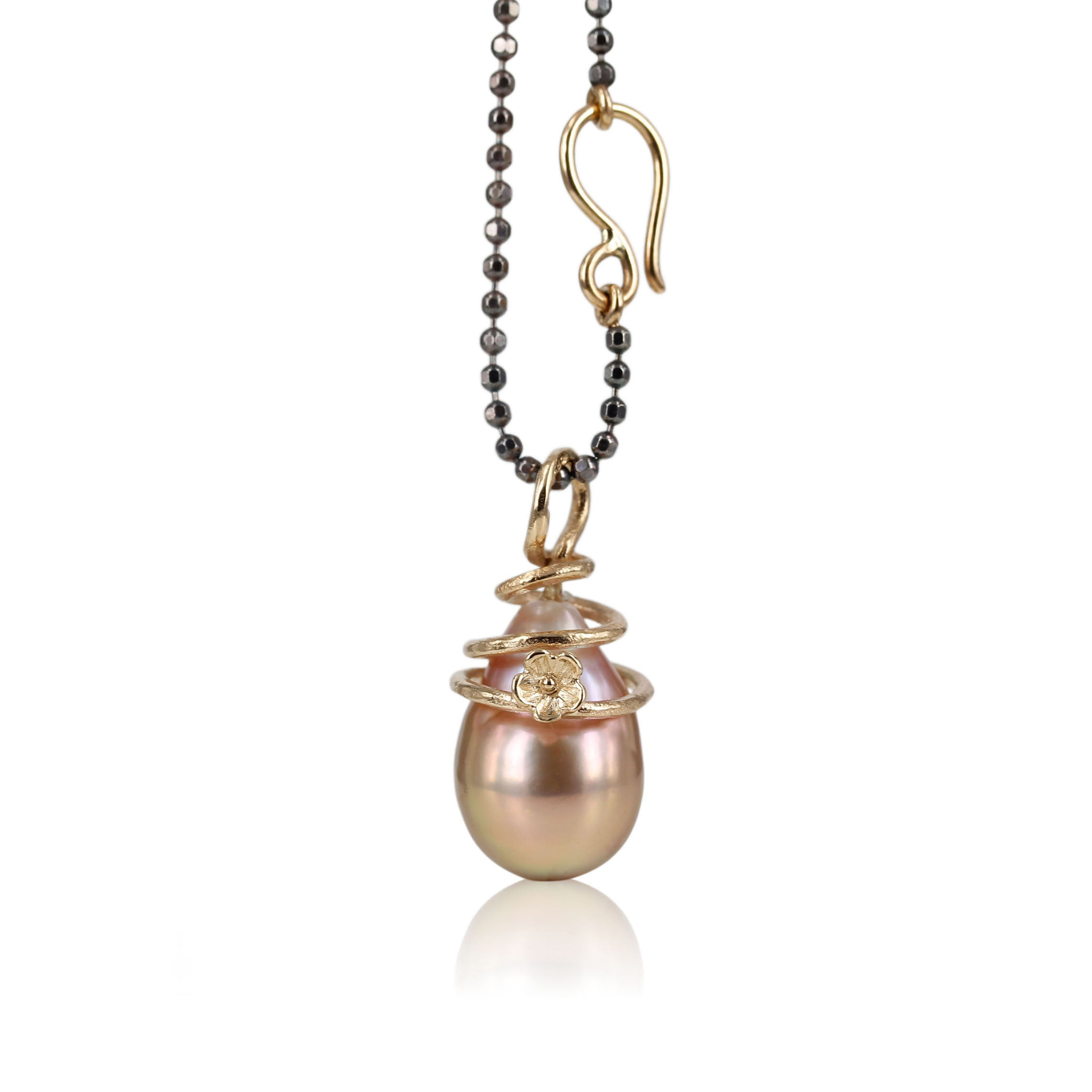Her får du en helt unik perle med et farve spil i dyb varm rosa, med guld detalje, og den rustikke guldtråd der snor sig om perlen, som stilken på den fineste blomst.