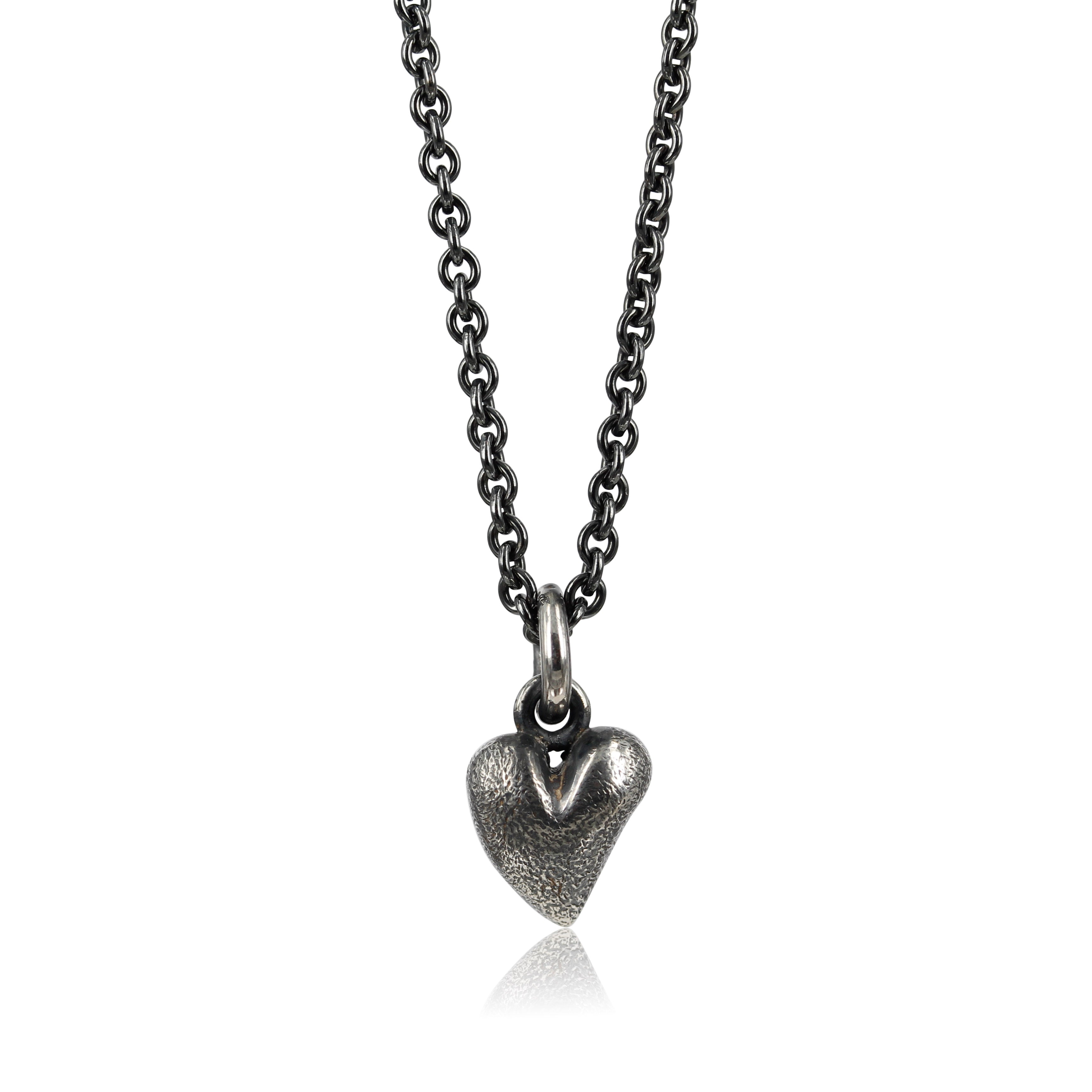 oxyderet sølv - Love - Sølv hjerte vedhæng -  Lille fint sølv hjerte, designet med skæve buer i massiv sølv. Vedhænget er fint i en enkel kæde om halsen, eller som charm i et armbånd.