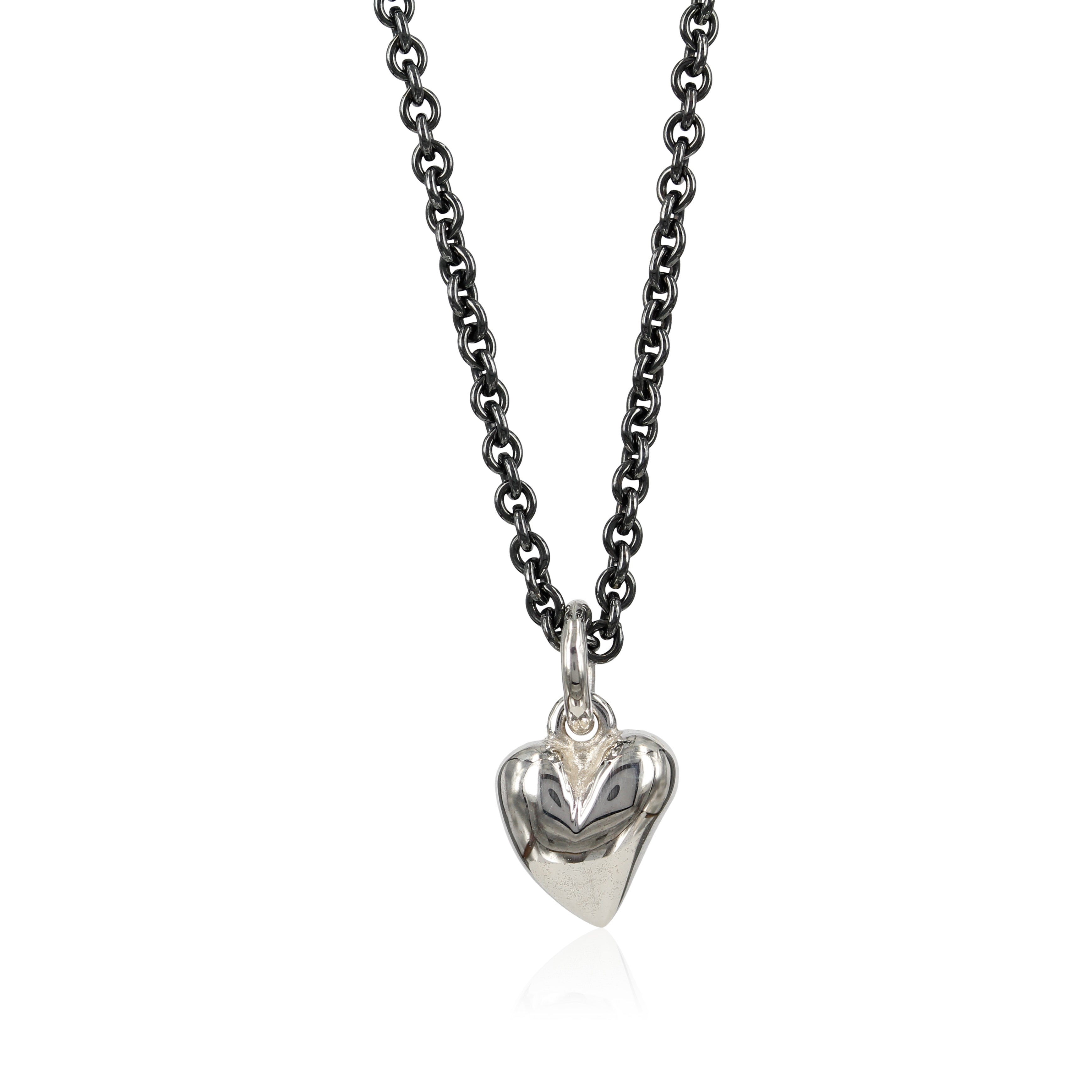 4, Lille fint sølv hjerte, designet med skæve buer i massiv sølv. Vedhænget er fint i en enkel kæde om halsen, eller som charm i et armbånd.  Et symbol på ægte kærlighed.  Kærlighed har ingen grænser, ingen krav, kærlighed er dyb respekt og hengivenhed.