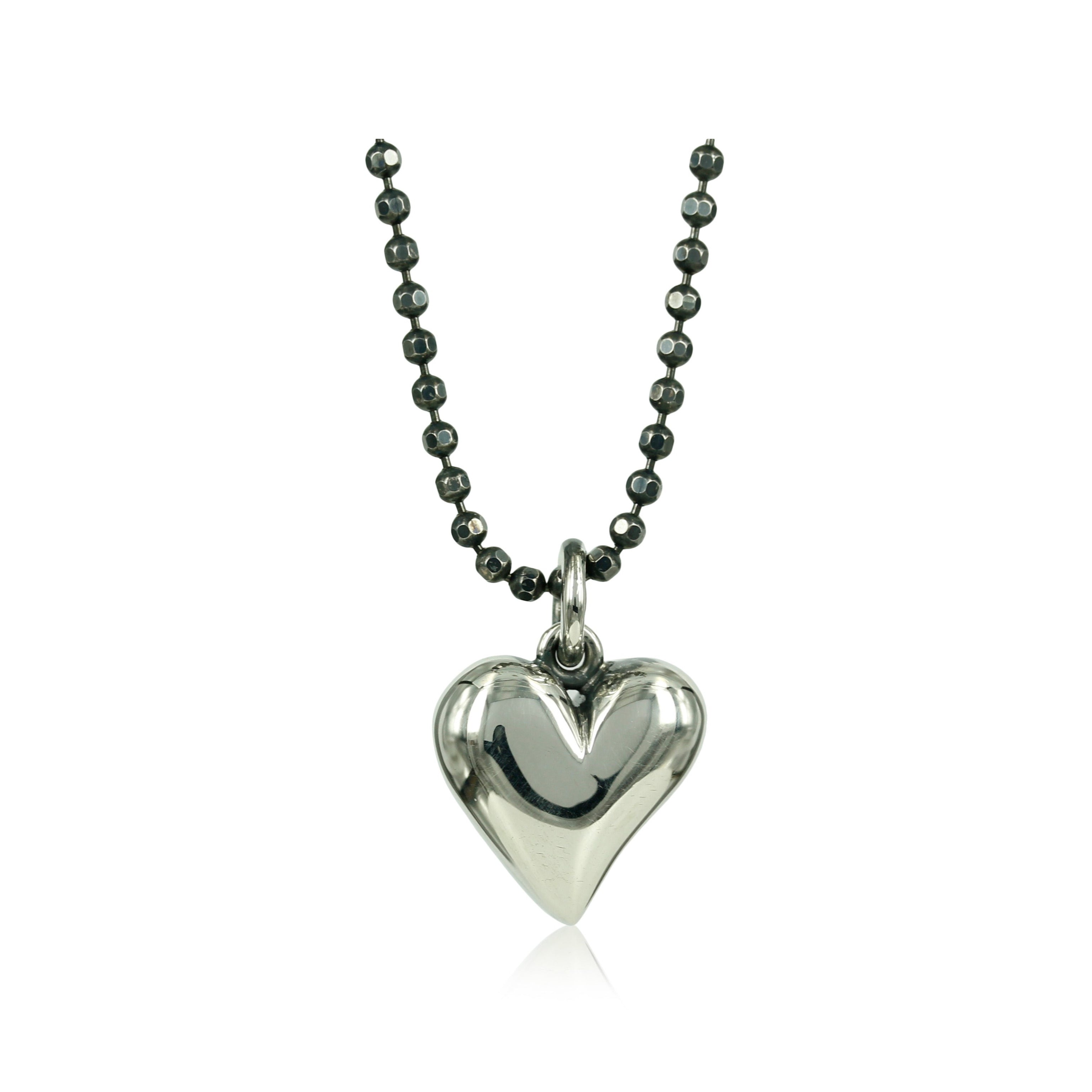 Sølv blank -  Smukt hjerte med lækker organisk form, bløde buer med god tyngde.  Skønt sølvhjerte der er smukt i både en kort og lang kæde.