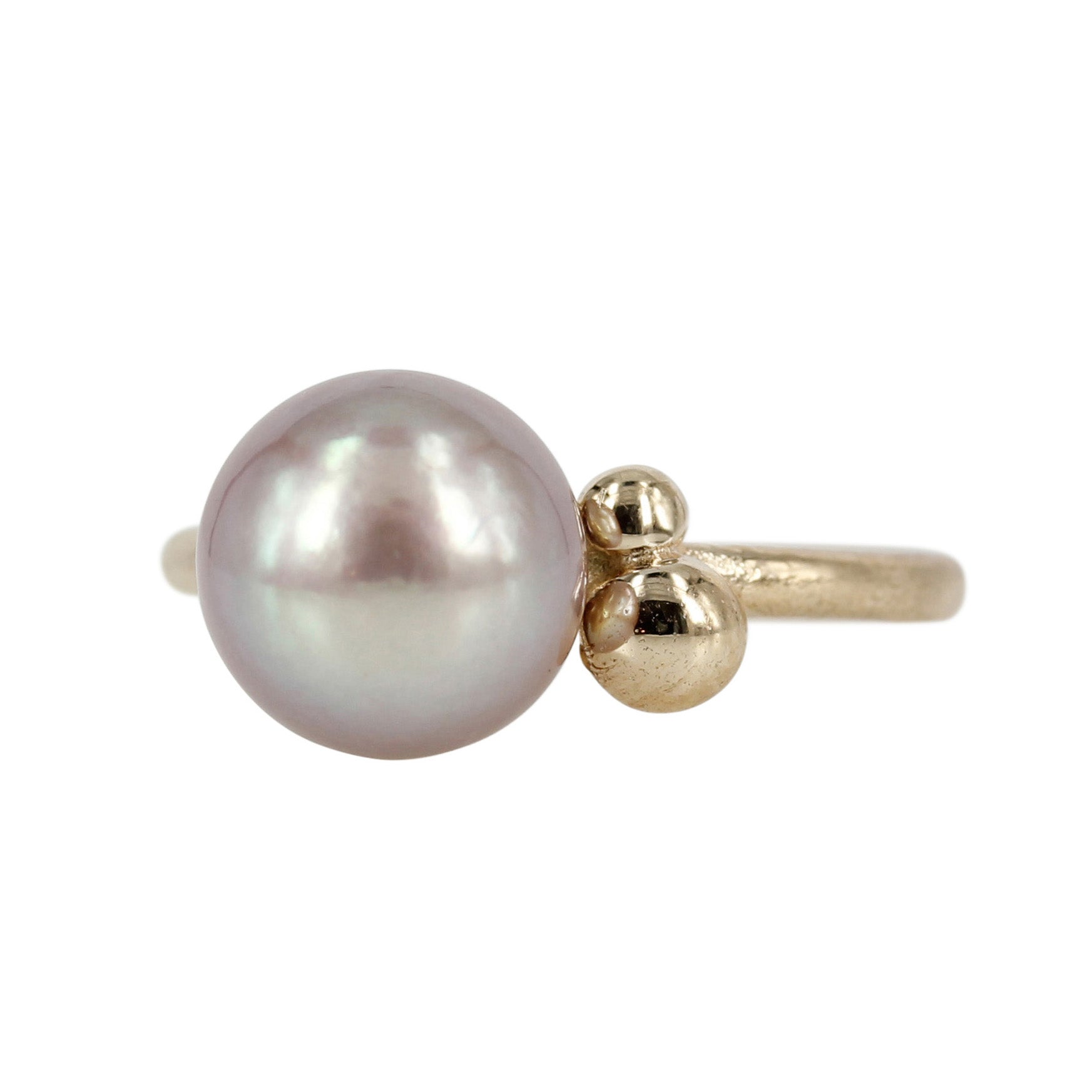 14 kt. guldring med rosa ferskvandsperle 9 - 9½ mm. og fine guld kugler - fin, enkel og elegant.  Ringen kan også vælges med hvid ferskvandsperle eller Tahiti perle.